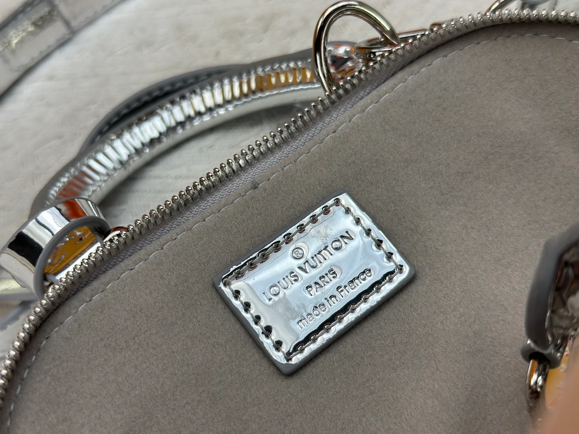 P280 M11835 M53152 82717 90611 The Alma mini handbag of the LVSki series draws inspiration from the Louis Vuitton archive hard box, rendering a new Monogram Miroir effect on the Monogram embossed coated canvas, highlighting the concept of retro futurism. Spacious interior patch pockets ensure organized storage. Size: 18x12x8cm