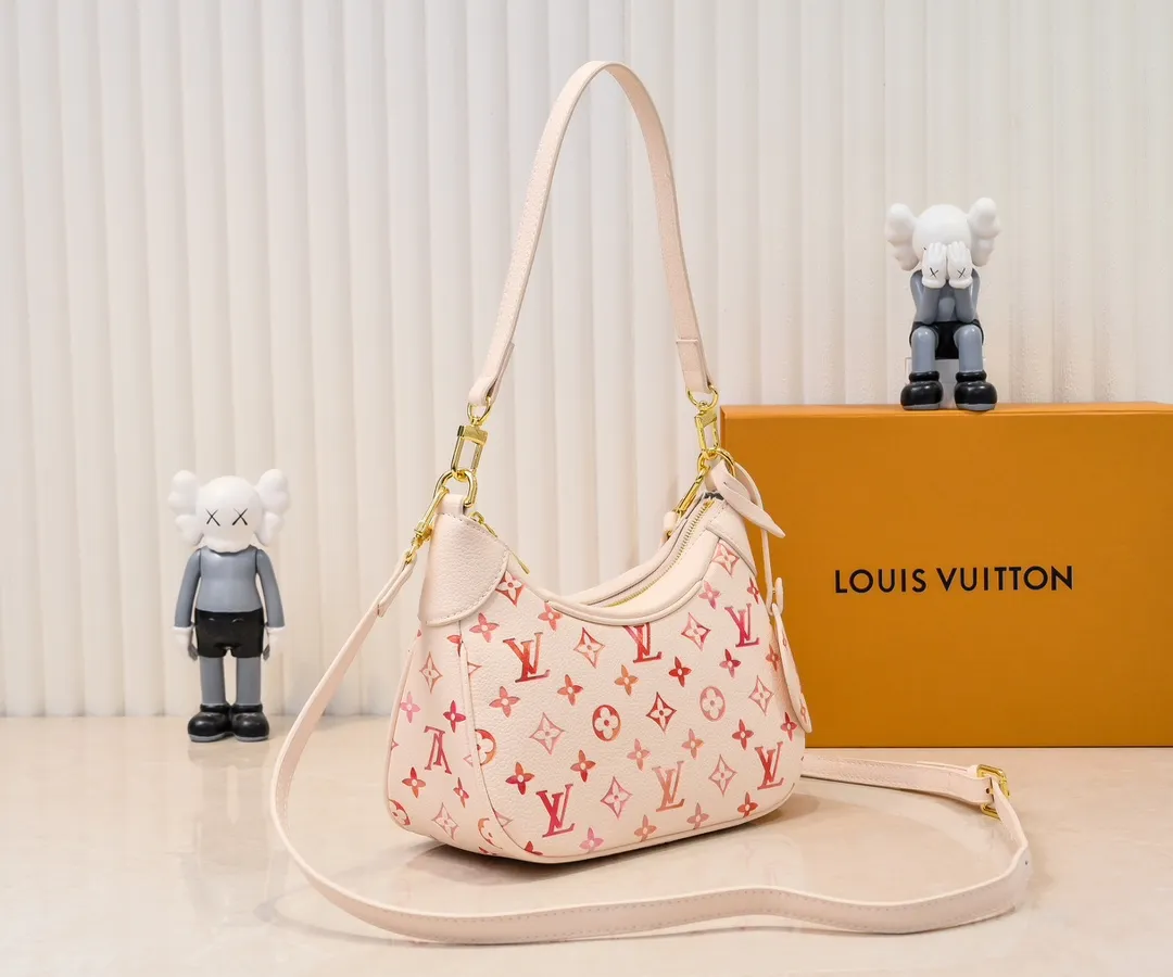 💰260💰Upgraded original M46735 M46002 new full leather embossed silk screen This Bagatelle handbag uses Monogram Empreinte leather to release summer style. Gradient oil paint delicately constructs the classic Monogram pattern, highlighting the brand's craftsmanship. The handle and adjustable shoulder strap are both removable. Dimensions: 24.0 x 18.0 x 7.0 cm (length x height x width)
