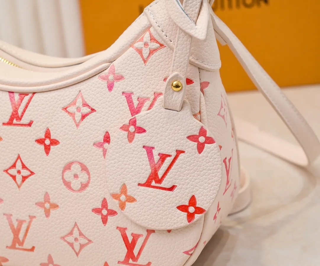 💰260💰Upgraded original M46735 M46002 new full leather embossed silk screen This Bagatelle handbag uses Monogram Empreinte leather to release summer style. Gradient oil paint delicately constructs the classic Monogram pattern, highlighting the brand's craftsmanship. The handle and adjustable shoulder strap are both removable. Dimensions: 24.0 x 18.0 x 7.0 cm (length x height x width)