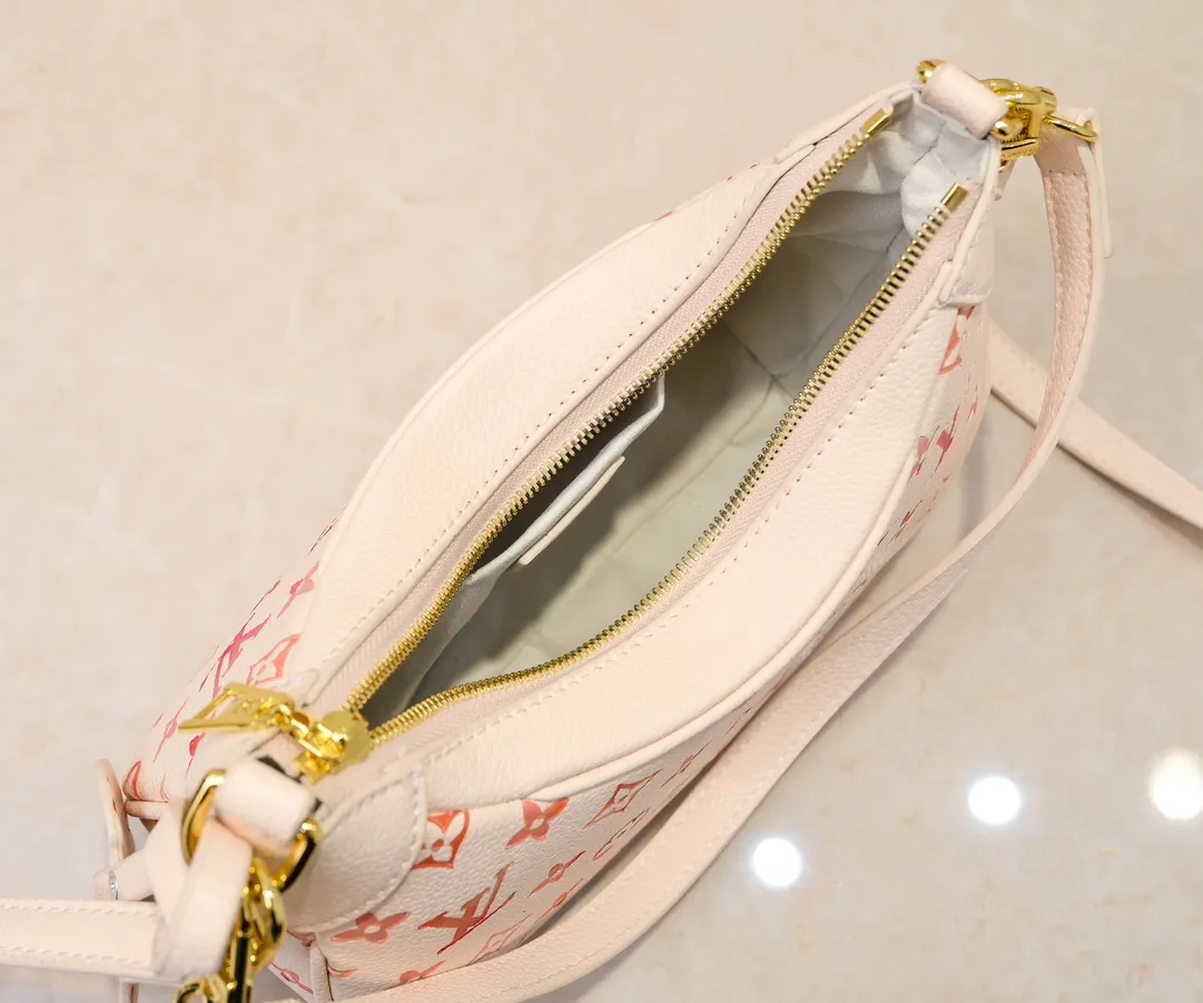 💰260💰Upgraded original M46735 M46002 new full leather embossed silk screen This Bagatelle handbag uses Monogram Empreinte leather to release summer style. Gradient oil paint delicately constructs the classic Monogram pattern, highlighting the brand's craftsmanship. The handle and adjustable shoulder strap are both removable. Dimensions: 24.0 x 18.0 x 7.0 cm (length x height x width)