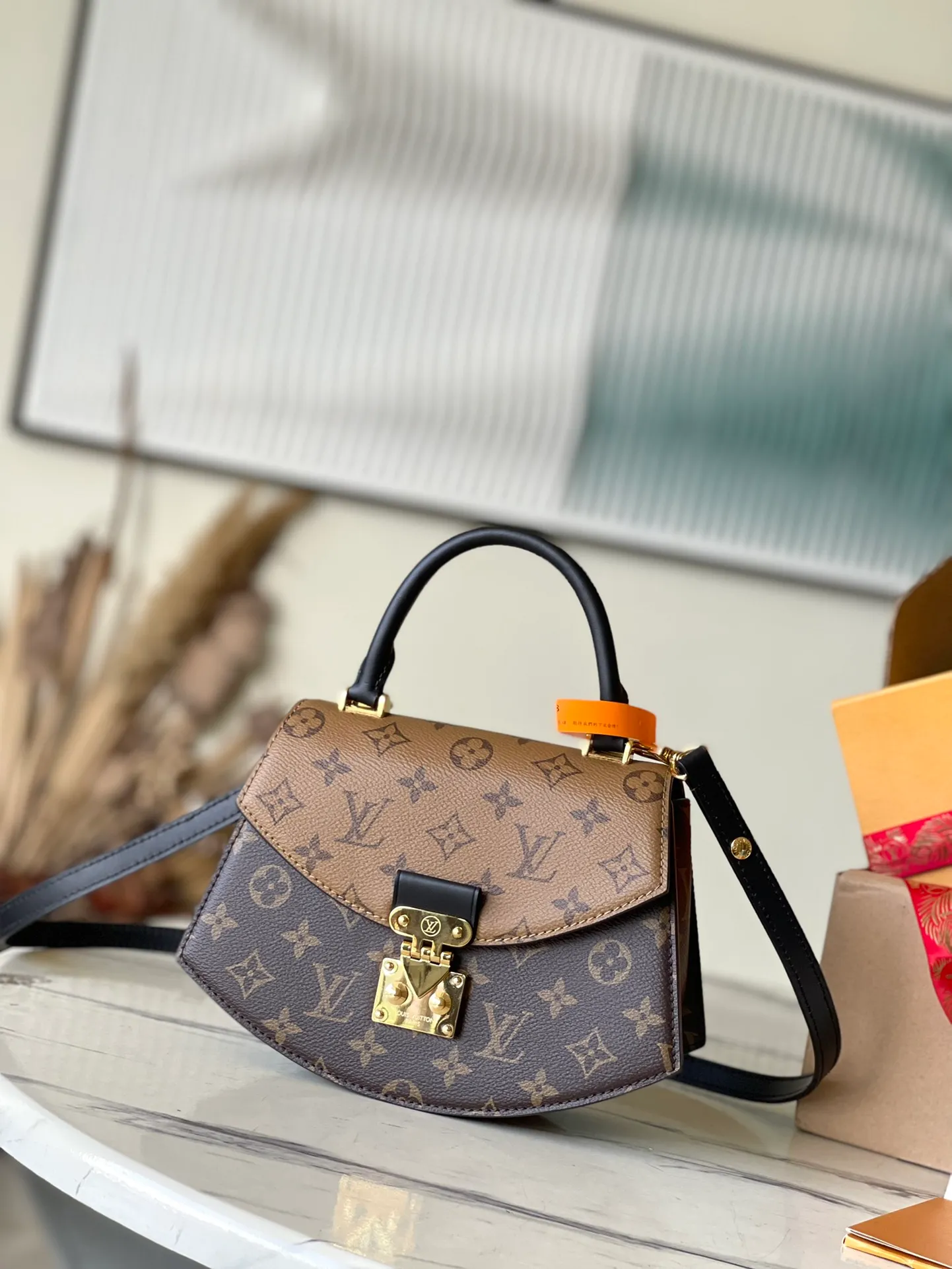 💰840 The top original order M46548 supports counter inspection. The photo taken of duty-free goods is consistent with the product and has not been unpacked. This product is an exclusive duty-free product in the market and is the highest-end product. Inspection is supported. This product has passed strict inspection and is flawless. Please wear gloves when touching the product. This product is not returnable or exchangeable. Please confirm the product first and then remove the label on the handle. This product is temporarily not open to the public, only regular customers, and is in short supply. Dimensions: 23.5 x 16.5 x 8 cm