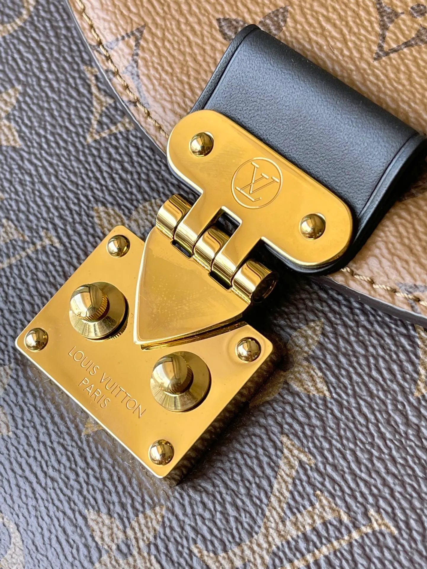 💰840 The top original order M46548 supports counter inspection. The photo taken of duty-free goods is consistent with the product and has not been unpacked. This product is an exclusive duty-free product in the market and is the highest-end product. Inspection is supported. This product has passed strict inspection and is flawless. Please wear gloves when touching the product. This product is not returnable or exchangeable. Please confirm the product first and then remove the label on the handle. This product is temporarily not open to the public, only regular customers, and is in short supply. Dimensions: 23.5 x 16.5 x 8 cm