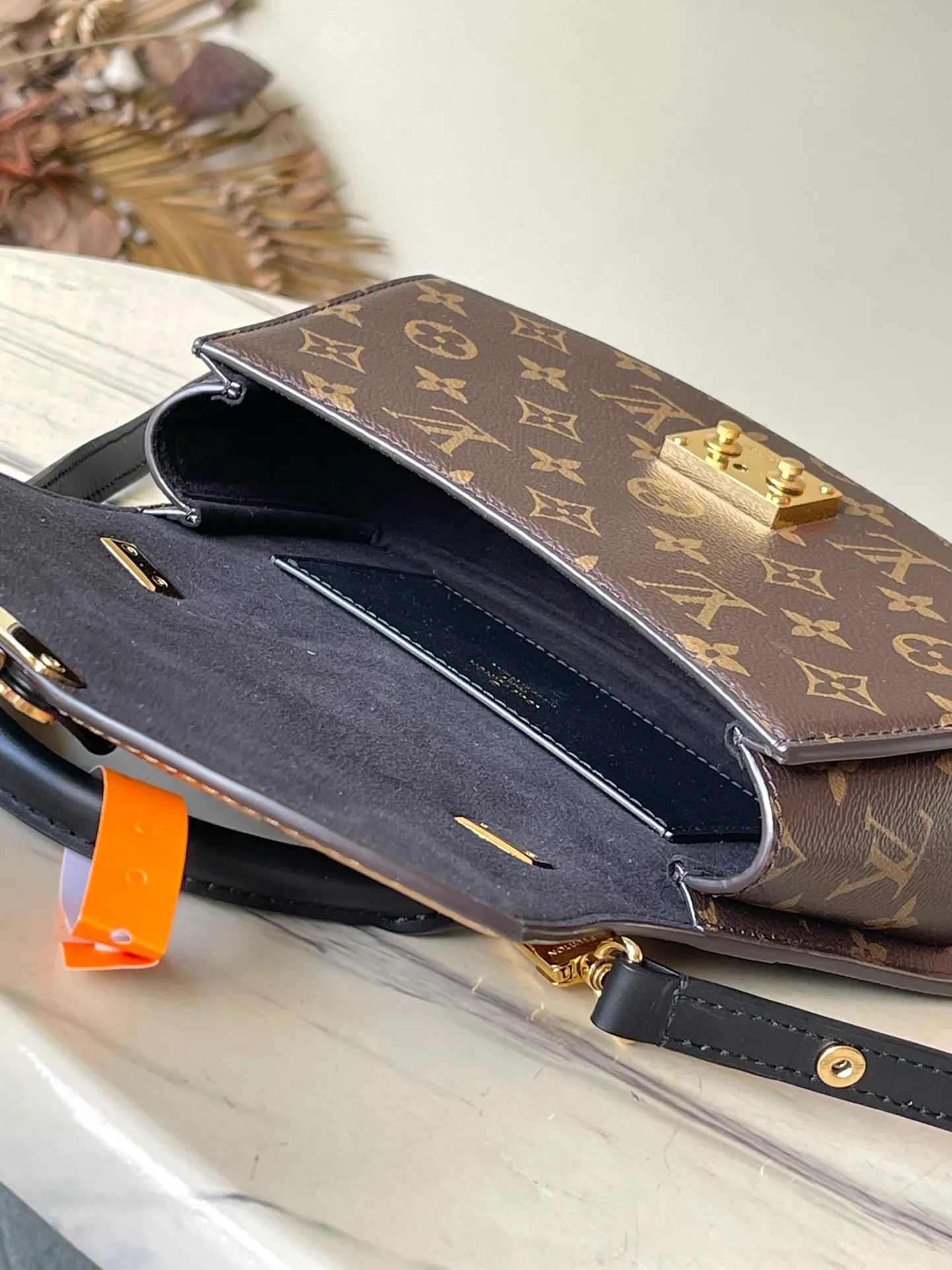 💰840 The top original order M46548 supports counter inspection. The photo taken of duty-free goods is consistent with the product and has not been unpacked. This product is an exclusive duty-free product in the market and is the highest-end product. Inspection is supported. This product has passed strict inspection and is flawless. Please wear gloves when touching the product. This product is not returnable or exchangeable. Please confirm the product first and then remove the label on the handle. This product is temporarily not open to the public, only regular customers, and is in short supply. Dimensions: 23.5 x 16.5 x 8 cm