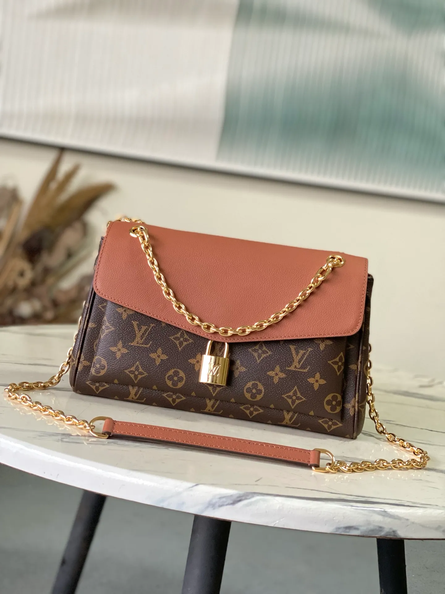 💰820 Top original order M27065 Brown large Saint-Germain PM handbag comes from the elegant Paris neighborhood. She is known by this name as an inspiration. This elegant single-frame canvas and leather model features a gold-tone chain and iconic LV padlock, a nod to Louis Vuitton's historic suitcases. The size is ideal for all essentials. With the external drawer, cards or keys can be taken with you wherever you go. The chain can be worn diagonally across the body or over the shoulder, and the bag can also be carried in the hand. Dimensions: 30.5 x 21 x 12.5 cm