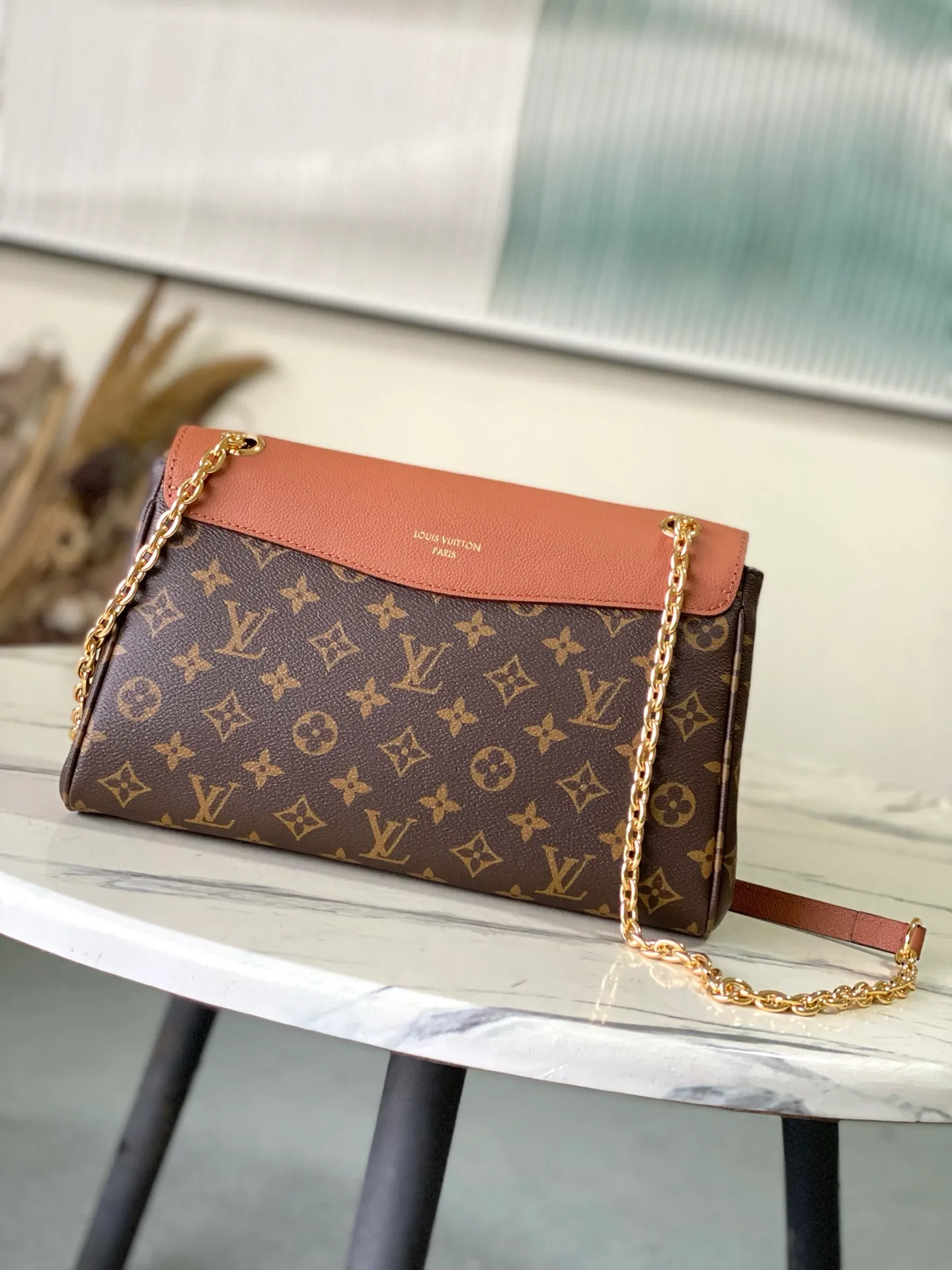 💰820 Top original order M27065 Brown large Saint-Germain PM handbag comes from the elegant Paris neighborhood. She is known by this name as an inspiration. This elegant single-frame canvas and leather model features a gold-tone chain and iconic LV padlock, a nod to Louis Vuitton's historic suitcases. The size is ideal for all essentials. With the external drawer, cards or keys can be taken with you wherever you go. The chain can be worn diagonally across the body or over the shoulder, and the bag can also be carried in the hand. Dimensions: 30.5 x 21 x 12.5 cm
