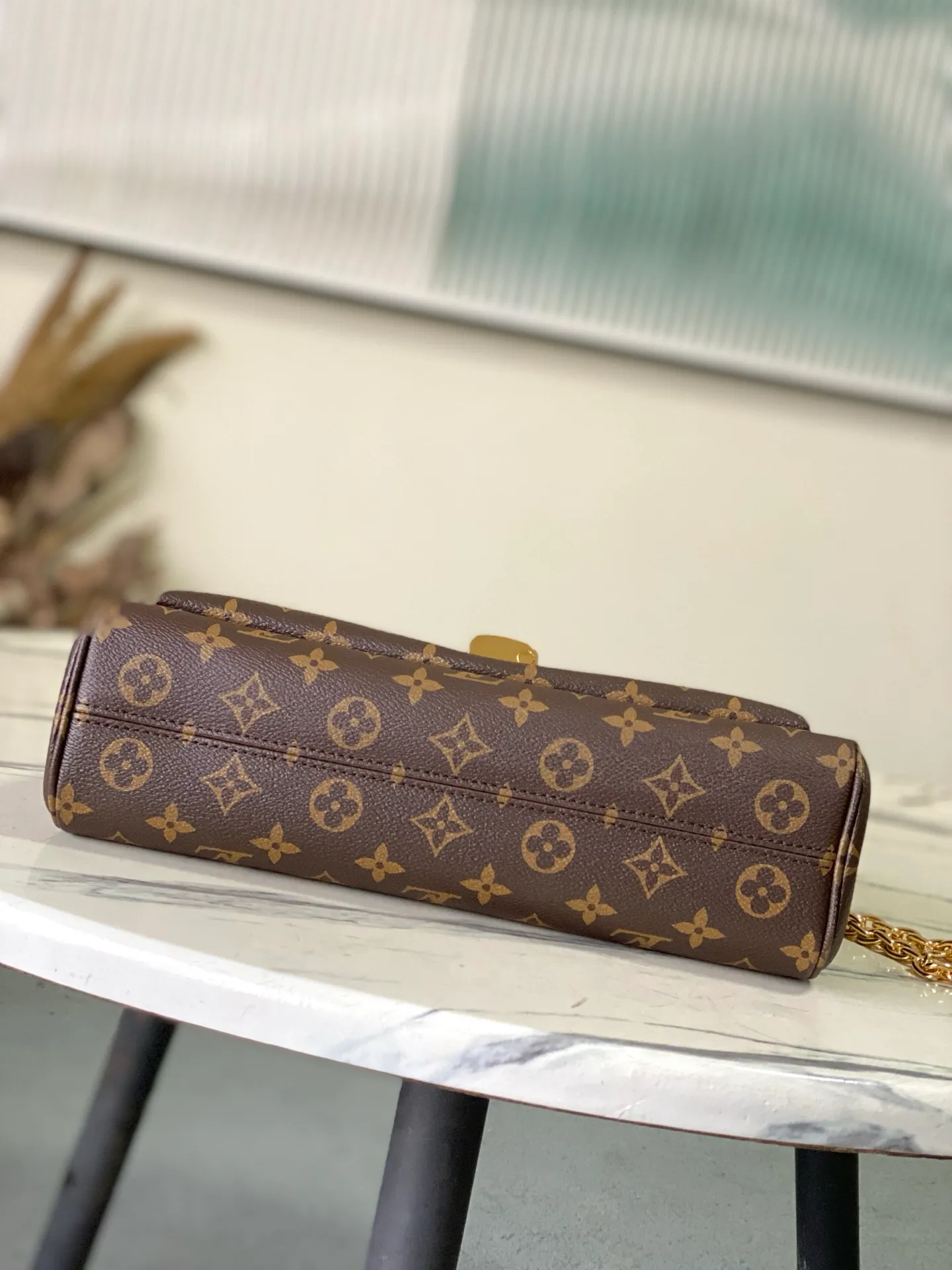 💰820 Top original order M27065 Brown large Saint-Germain PM handbag comes from the elegant Paris neighborhood. She is known by this name as an inspiration. This elegant single-frame canvas and leather model features a gold-tone chain and iconic LV padlock, a nod to Louis Vuitton's historic suitcases. The size is ideal for all essentials. With the external drawer, cards or keys can be taken with you wherever you go. The chain can be worn diagonally across the body or over the shoulder, and the bag can also be carried in the hand. Dimensions: 30.5 x 21 x 12.5 cm