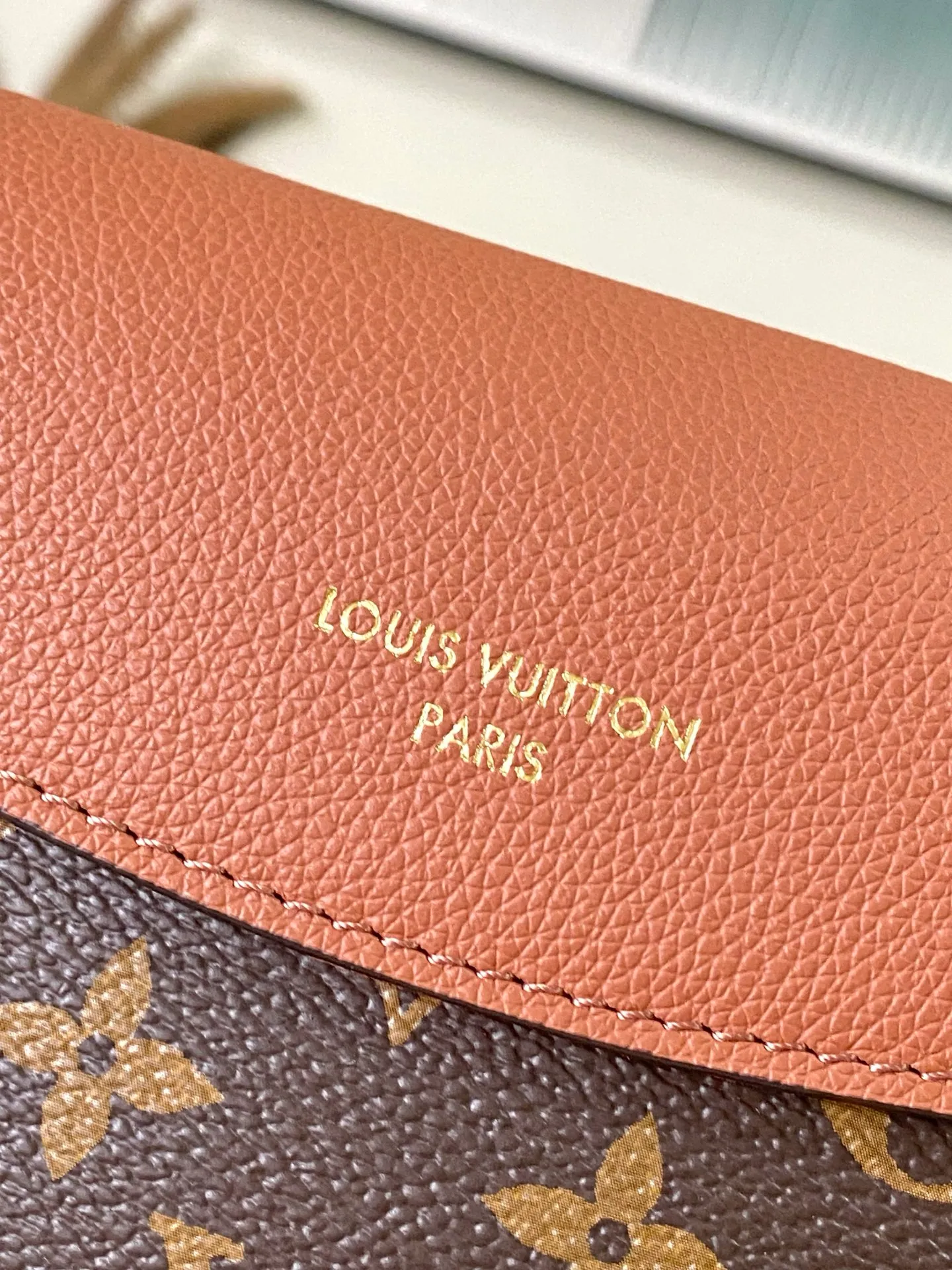 💰820 Top original order M27065 Brown large Saint-Germain PM handbag comes from the elegant Paris neighborhood. She is known by this name as an inspiration. This elegant single-frame canvas and leather model features a gold-tone chain and iconic LV padlock, a nod to Louis Vuitton's historic suitcases. The size is ideal for all essentials. With the external drawer, cards or keys can be taken with you wherever you go. The chain can be worn diagonally across the body or over the shoulder, and the bag can also be carried in the hand. Dimensions: 30.5 x 21 x 12.5 cm