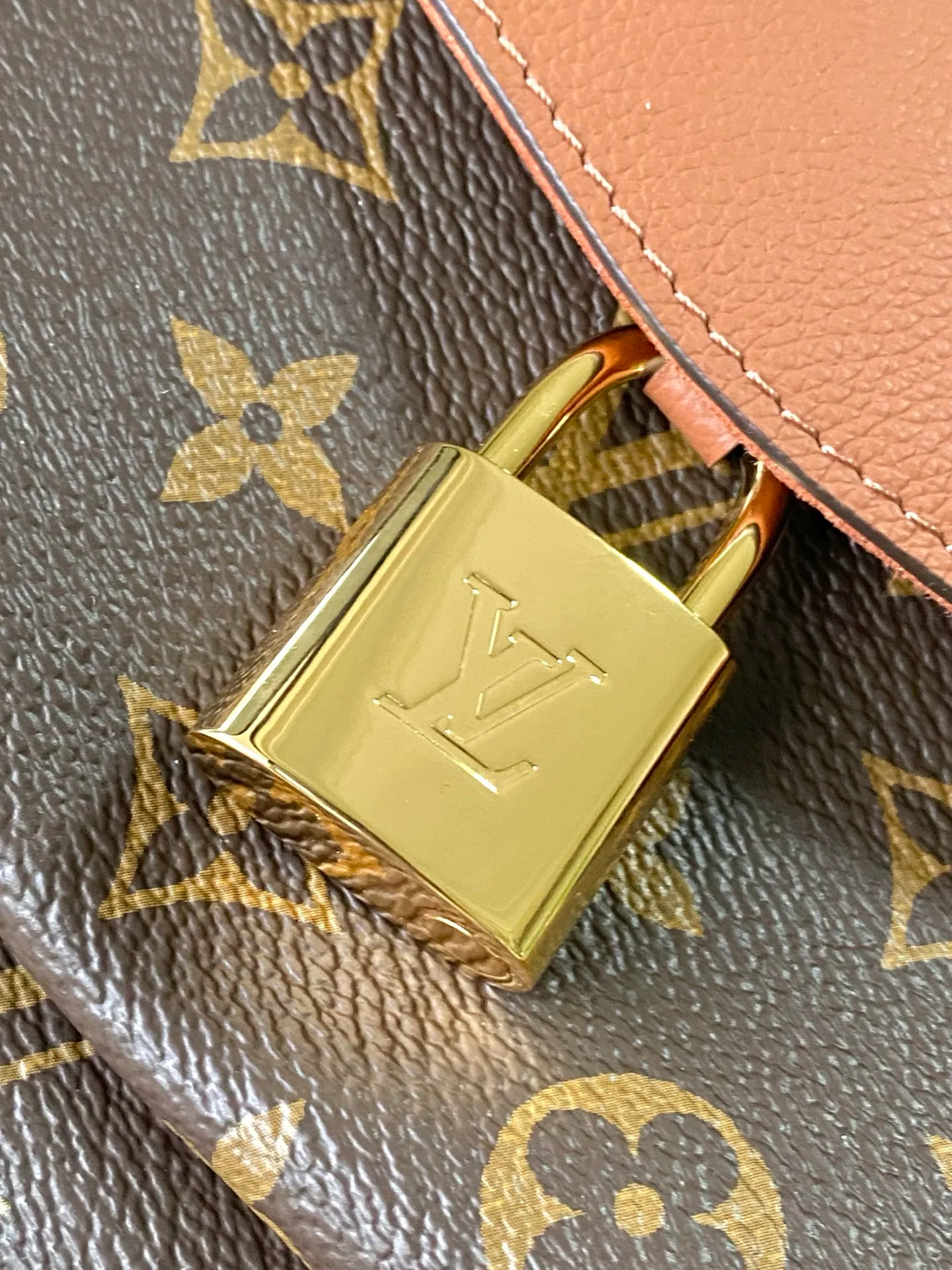 💰820 Top original order M27065 Brown large Saint-Germain PM handbag comes from the elegant Paris neighborhood. She is known by this name as an inspiration. This elegant single-frame canvas and leather model features a gold-tone chain and iconic LV padlock, a nod to Louis Vuitton's historic suitcases. The size is ideal for all essentials. With the external drawer, cards or keys can be taken with you wherever you go. The chain can be worn diagonally across the body or over the shoulder, and the bag can also be carried in the hand. Dimensions: 30.5 x 21 x 12.5 cm