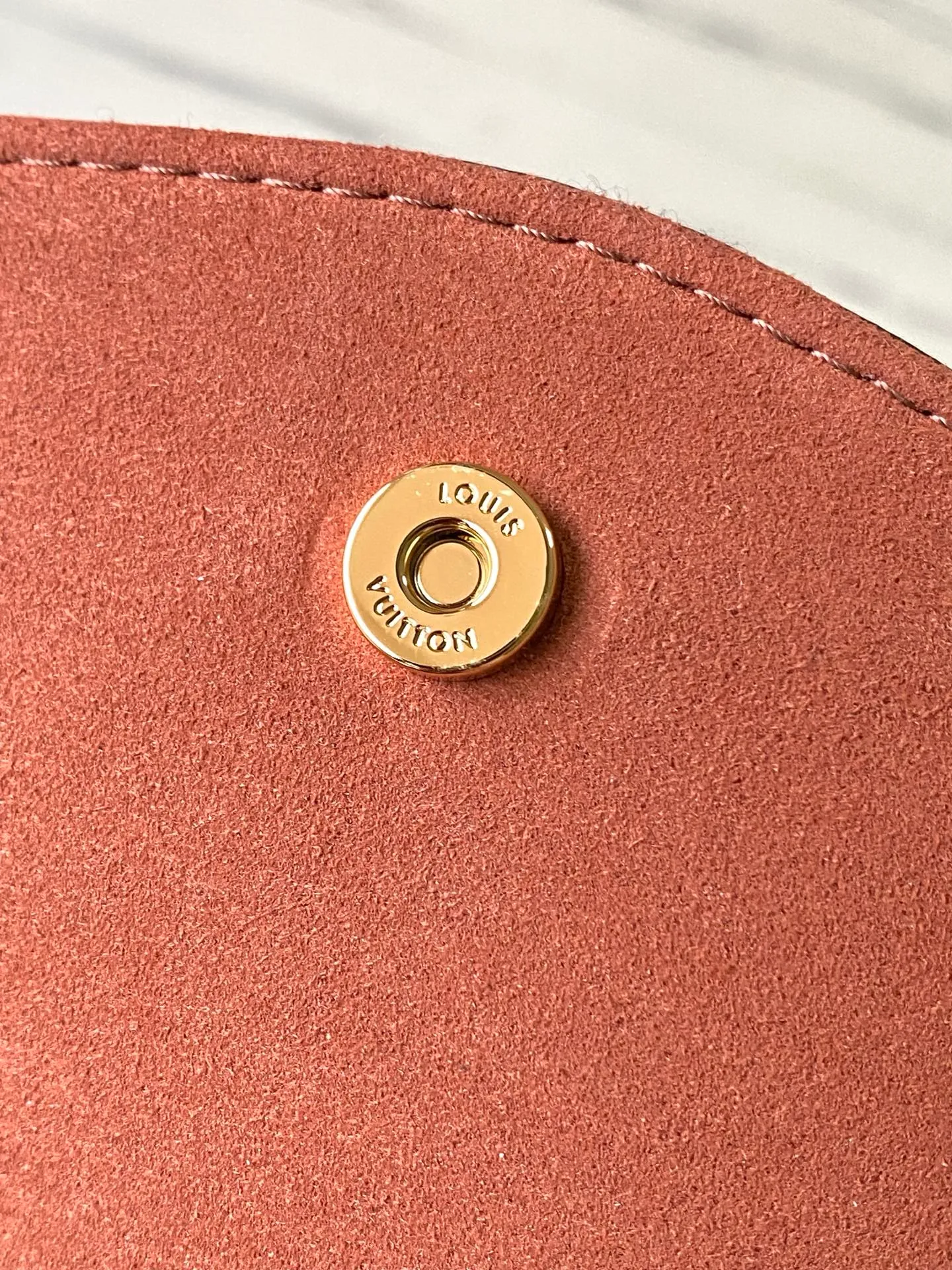 💰820 Top original order M27065 Brown large Saint-Germain PM handbag comes from the elegant Paris neighborhood. She is known by this name as an inspiration. This elegant single-frame canvas and leather model features a gold-tone chain and iconic LV padlock, a nod to Louis Vuitton's historic suitcases. The size is ideal for all essentials. With the external drawer, cards or keys can be taken with you wherever you go. The chain can be worn diagonally across the body or over the shoulder, and the bag can also be carried in the hand. Dimensions: 30.5 x 21 x 12.5 cm