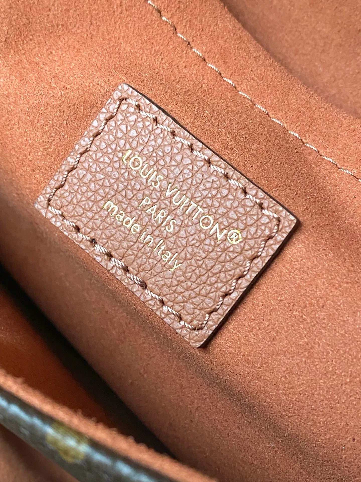 💰820 Top original order M27065 Brown large Saint-Germain PM handbag comes from the elegant Paris neighborhood. She is known by this name as an inspiration. This elegant single-frame canvas and leather model features a gold-tone chain and iconic LV padlock, a nod to Louis Vuitton's historic suitcases. The size is ideal for all essentials. With the external drawer, cards or keys can be taken with you wherever you go. The chain can be worn diagonally across the body or over the shoulder, and the bag can also be carried in the hand. Dimensions: 30.5 x 21 x 12.5 cm