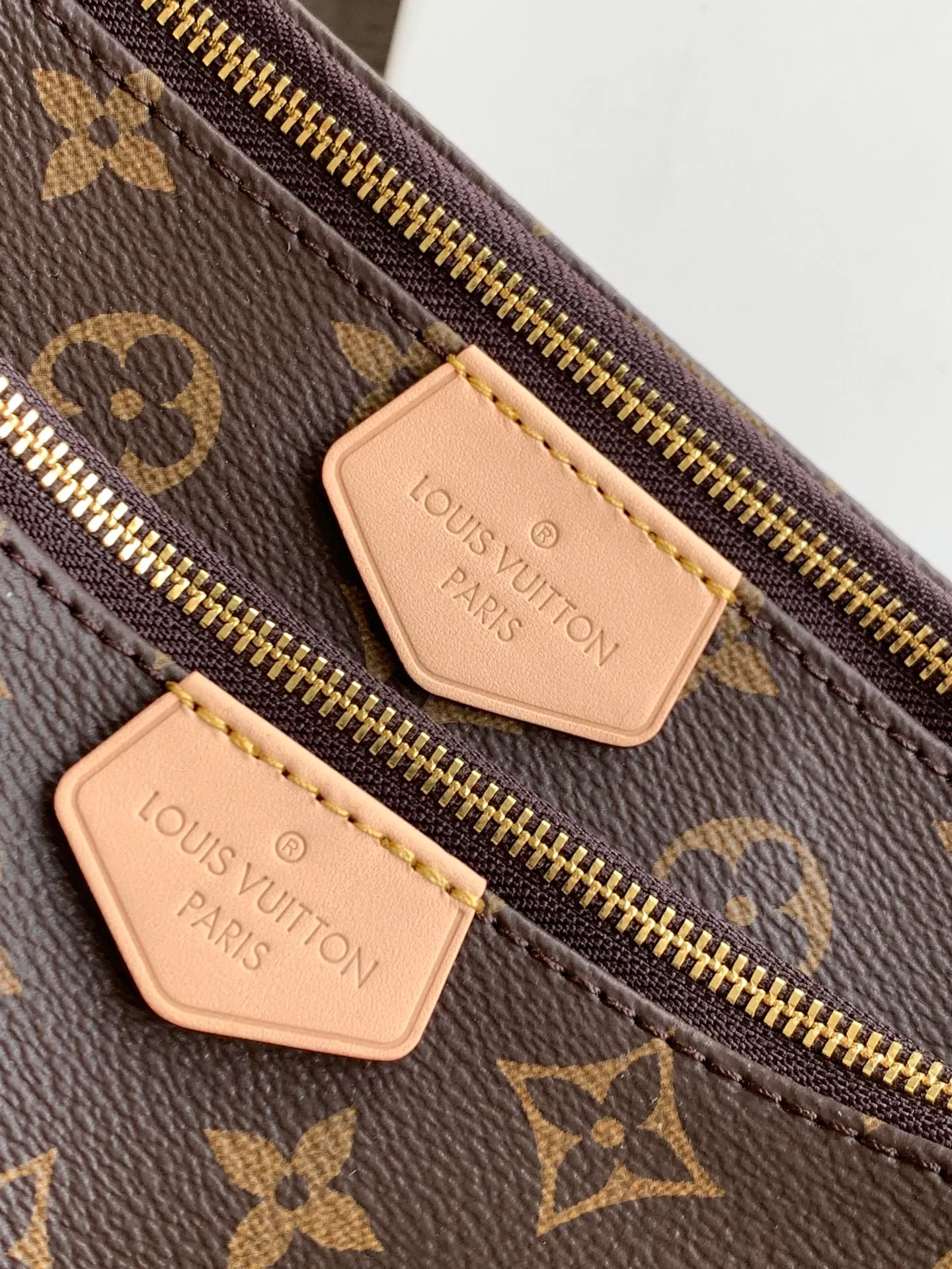 Factory price 460 core-changing chip [Top original order] [M44813 green/M44840 pink/M44823. Multi Pochette Accessories handbags are made of Monogram canvas to form a dynamic three-piece design, and are equipped with multiple pockets and compartments. Adjustable gold-tone chain and Louis Vuitton monogram jacquard shoulder strap for cross-body wear Monogram coated canvas Natural cowhide leather trim Textile lining Gold-tone hardware Adjustable shoulder strap for shoulder or cross-body wear Detachable chain shoulder strap with D-ring 24.0 x 16.0 x 6.0 cm (L x H x W)