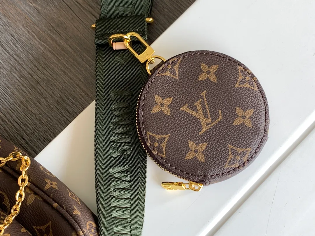 Factory price 460 core-changing chip [Top original order] [M44813 green/M44840 pink/M44823. Multi Pochette Accessories handbags are made of Monogram canvas to form a dynamic three-piece design, and are equipped with multiple pockets and compartments. Adjustable gold-tone chain and Louis Vuitton monogram jacquard shoulder strap for cross-body wear Monogram coated canvas Natural cowhide leather trim Textile lining Gold-tone hardware Adjustable shoulder strap for shoulder or cross-body wear Detachable chain shoulder strap with D-ring 24.0 x 16.0 x 6.0 cm (L x H x W)