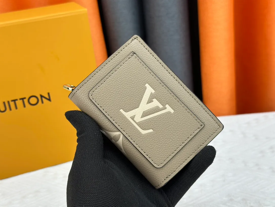 P170 LV top replica M80152 This Cléa wallet is made of Monogram Empreinte soft grained cowhide, embellished with Louis Vuitton's iconic Monogram embossed pattern. It has a stylish design, is exquisite and compact but has a spacious capacity. It is equipped with an external patch pocket, zipper coin pocket, banknote compartment and six credit card slots. Dimensions: 12 x 9 x 3.5 cm (length x height x width
