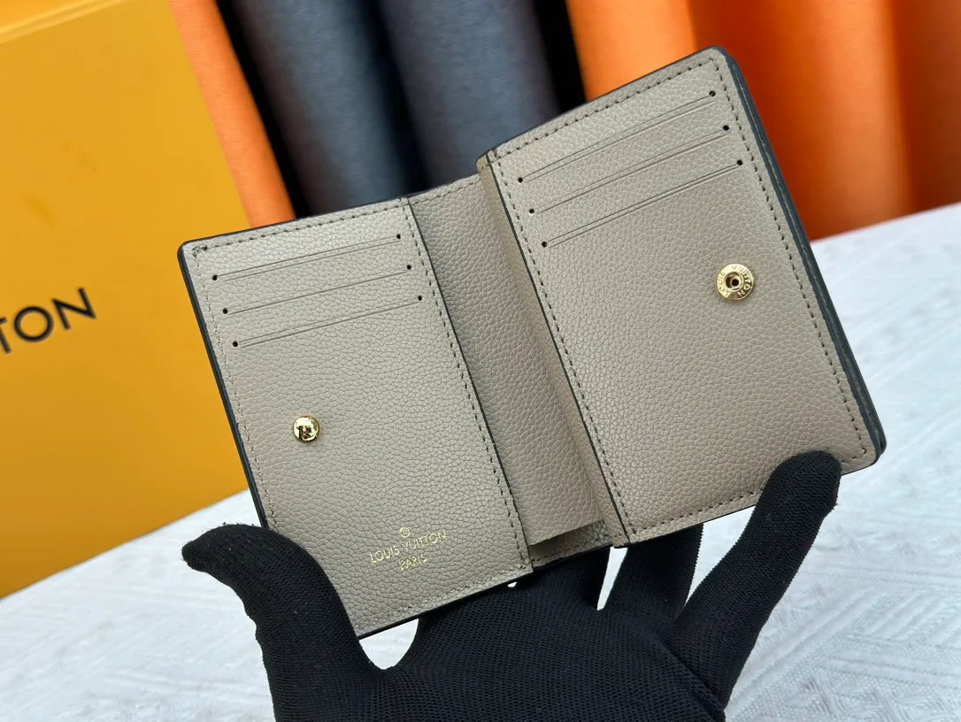 P170 LV top replica M80152 This Cléa wallet is made of Monogram Empreinte soft grained cowhide, embellished with Louis Vuitton's iconic Monogram embossed pattern. It has a stylish design, is exquisite and compact but has a spacious capacity. It is equipped with an external patch pocket, zipper coin pocket, banknote compartment and six credit card slots. Dimensions: 12 x 9 x 3.5 cm (length x height x width