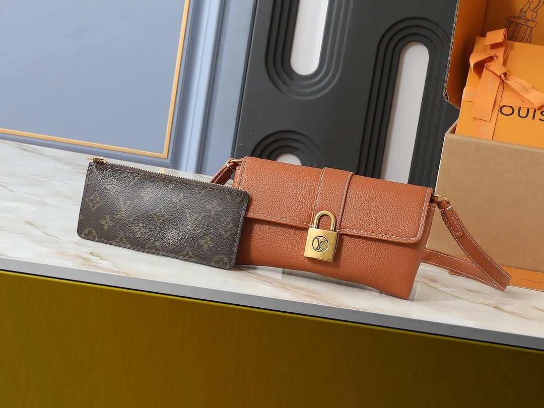💰220💰Upgraded from the original M12147, this Wallet On Chain handbag is made of soft cow leather, adding functionality to the Low Key series. The removable zipper bag is cut from Monogram canvas, demonstrating the brand's exquisite craftsmanship. The creative LV lock design ensures safe placement of valuables. Dimensions: 22.0 x 13.0 x 3.5 cm (length x height x width)