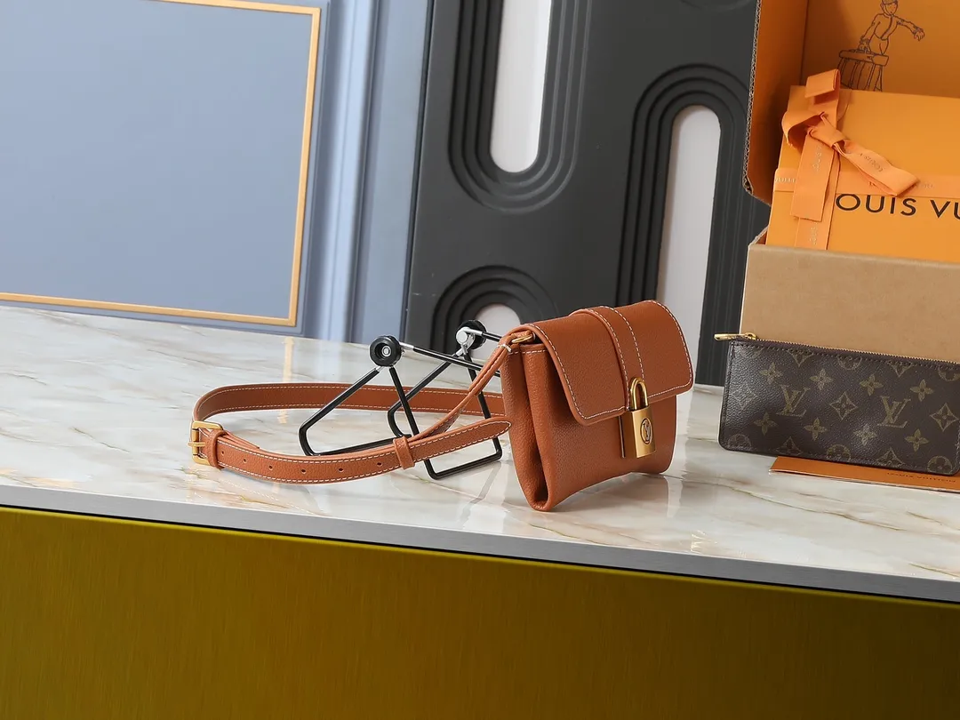 💰220💰Upgraded from the original M12147, this Wallet On Chain handbag is made of soft cow leather, adding functionality to the Low Key series. The removable zipper bag is cut from Monogram canvas, demonstrating the brand's exquisite craftsmanship. The creative LV lock design ensures safe placement of valuables. Dimensions: 22.0 x 13.0 x 3.5 cm (length x height x width)