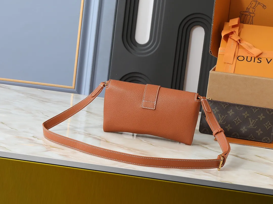 💰220💰Upgraded from the original M12147, this Wallet On Chain handbag is made of soft cow leather, adding functionality to the Low Key series. The removable zipper bag is cut from Monogram canvas, demonstrating the brand's exquisite craftsmanship. The creative LV lock design ensures safe placement of valuables. Dimensions: 22.0 x 13.0 x 3.5 cm (length x height x width)