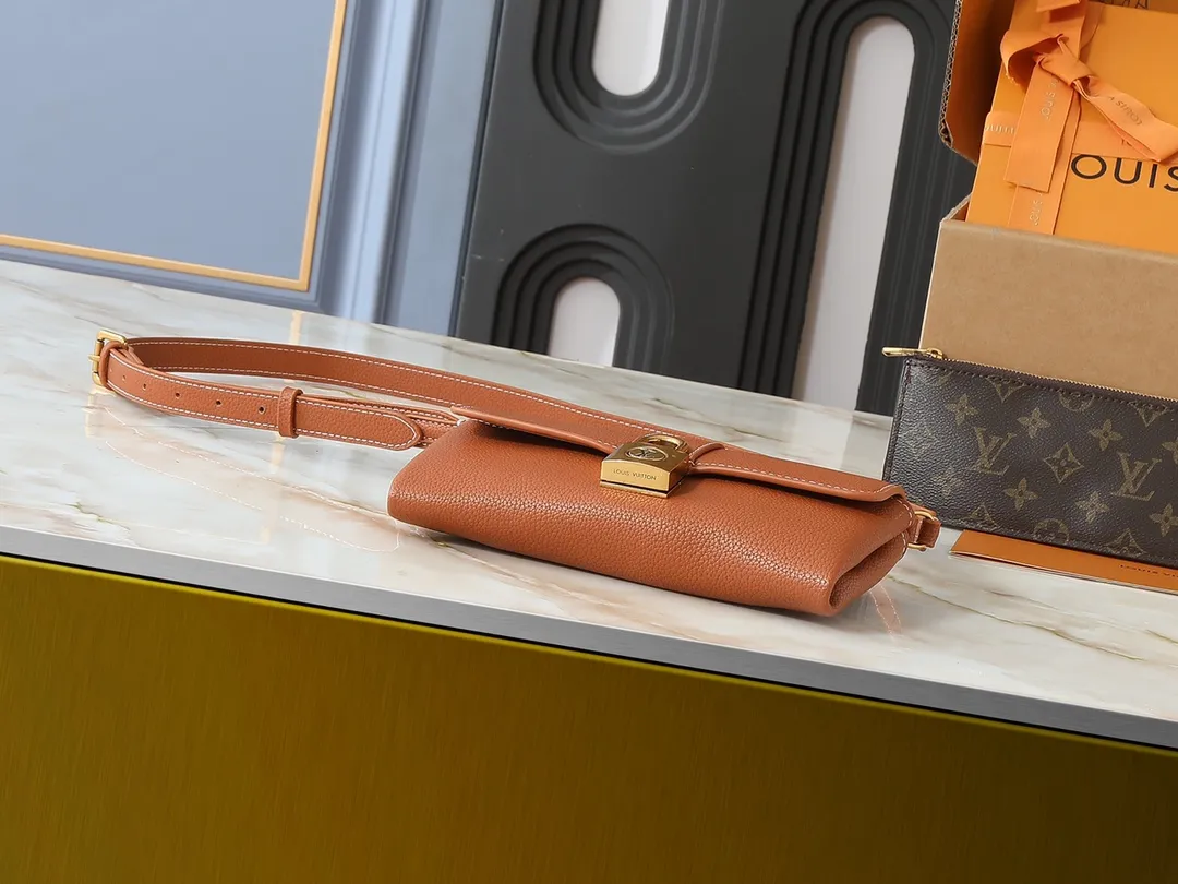 💰220💰Upgraded from the original M12147, this Wallet On Chain handbag is made of soft cow leather, adding functionality to the Low Key series. The removable zipper bag is cut from Monogram canvas, demonstrating the brand's exquisite craftsmanship. The creative LV lock design ensures safe placement of valuables. Dimensions: 22.0 x 13.0 x 3.5 cm (length x height x width)