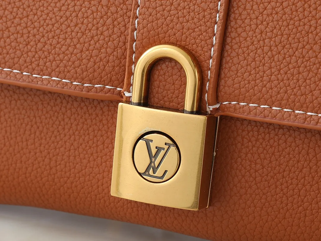 💰220💰Upgraded from the original M12147, this Wallet On Chain handbag is made of soft cow leather, adding functionality to the Low Key series. The removable zipper bag is cut from Monogram canvas, demonstrating the brand's exquisite craftsmanship. The creative LV lock design ensures safe placement of valuables. Dimensions: 22.0 x 13.0 x 3.5 cm (length x height x width)