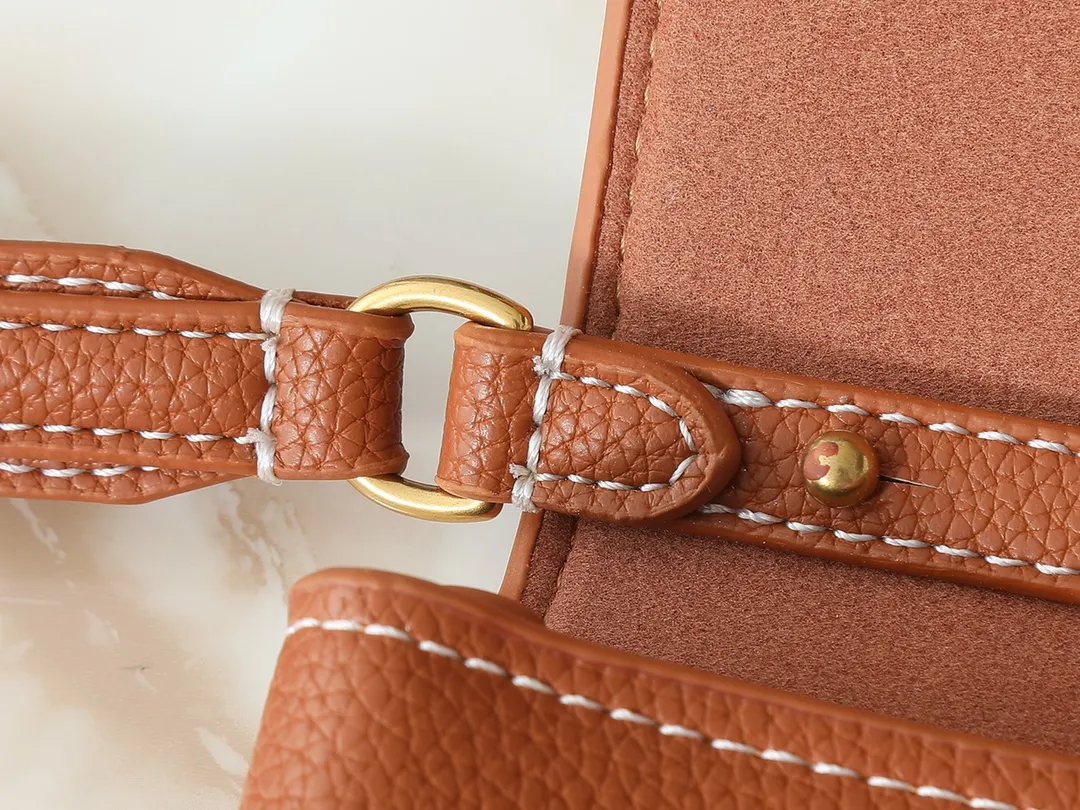💰220💰Upgraded from the original M12147, this Wallet On Chain handbag is made of soft cow leather, adding functionality to the Low Key series. The removable zipper bag is cut from Monogram canvas, demonstrating the brand's exquisite craftsmanship. The creative LV lock design ensures safe placement of valuables. Dimensions: 22.0 x 13.0 x 3.5 cm (length x height x width)