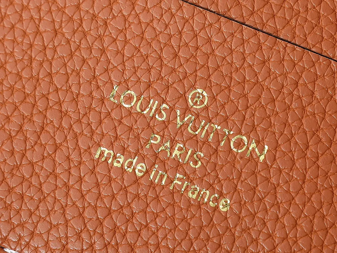 💰220💰Upgraded from the original M12147, this Wallet On Chain handbag is made of soft cow leather, adding functionality to the Low Key series. The removable zipper bag is cut from Monogram canvas, demonstrating the brand's exquisite craftsmanship. The creative LV lock design ensures safe placement of valuables. Dimensions: 22.0 x 13.0 x 3.5 cm (length x height x width)