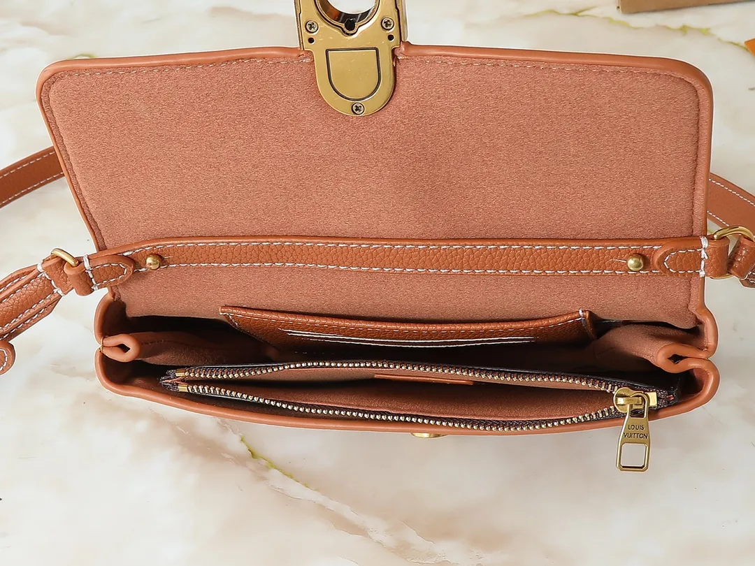 💰220💰Upgraded from the original M12147, this Wallet On Chain handbag is made of soft cow leather, adding functionality to the Low Key series. The removable zipper bag is cut from Monogram canvas, demonstrating the brand's exquisite craftsmanship. The creative LV lock design ensures safe placement of valuables. Dimensions: 22.0 x 13.0 x 3.5 cm (length x height x width)