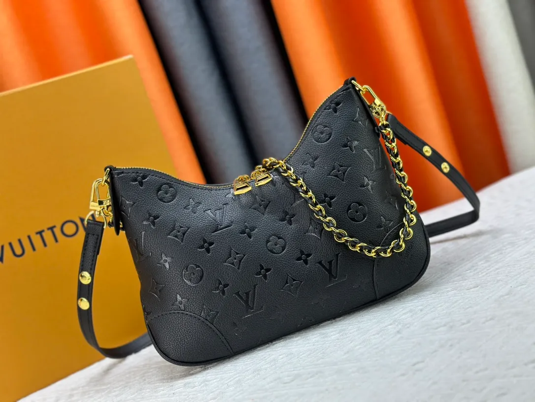 P220 Upgraded original M12930 M45832 M45831 Chain bag croissant series KOREA PRE-LAUNCH handbag This season's Boulogne bag uses Monogram Amprent leather material to reinterpret a symbolic design that can be used in multiple ways. Like existing designs made of canvas, various styles of items can be produced. Internal flat pocket that can store large-sized smartphones. A new version with a braided chain woven with gold hardware that creates a high-class and strong atmosphere. 16 x 9.5 x 29 cm.