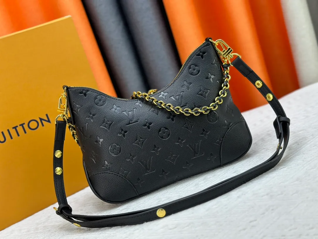 P220 Upgraded original M12930 M45832 M45831 Chain bag croissant series KOREA PRE-LAUNCH handbag This season's Boulogne bag uses Monogram Amprent leather material to reinterpret a symbolic design that can be used in multiple ways. Like existing designs made of canvas, various styles of items can be produced. Internal flat pocket that can store large-sized smartphones. A new version with a braided chain woven with gold hardware that creates a high-class and strong atmosphere. 16 x 9.5 x 29 cm.