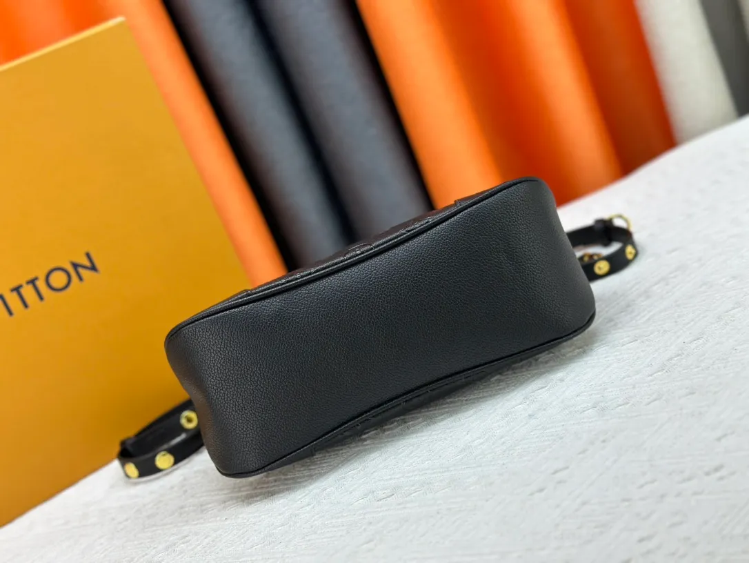 P220 Upgraded original M12930 M45832 M45831 Chain bag croissant series KOREA PRE-LAUNCH handbag This season's Boulogne bag uses Monogram Amprent leather material to reinterpret a symbolic design that can be used in multiple ways. Like existing designs made of canvas, various styles of items can be produced. Internal flat pocket that can store large-sized smartphones. A new version with a braided chain woven with gold hardware that creates a high-class and strong atmosphere. 16 x 9.5 x 29 cm.