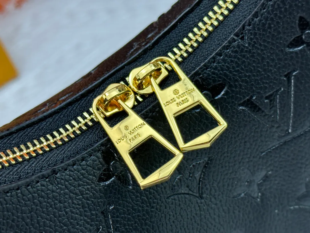 P220 Upgraded original M12930 M45832 M45831 Chain bag croissant series KOREA PRE-LAUNCH handbag This season's Boulogne bag uses Monogram Amprent leather material to reinterpret a symbolic design that can be used in multiple ways. Like existing designs made of canvas, various styles of items can be produced. Internal flat pocket that can store large-sized smartphones. A new version with a braided chain woven with gold hardware that creates a high-class and strong atmosphere. 16 x 9.5 x 29 cm.