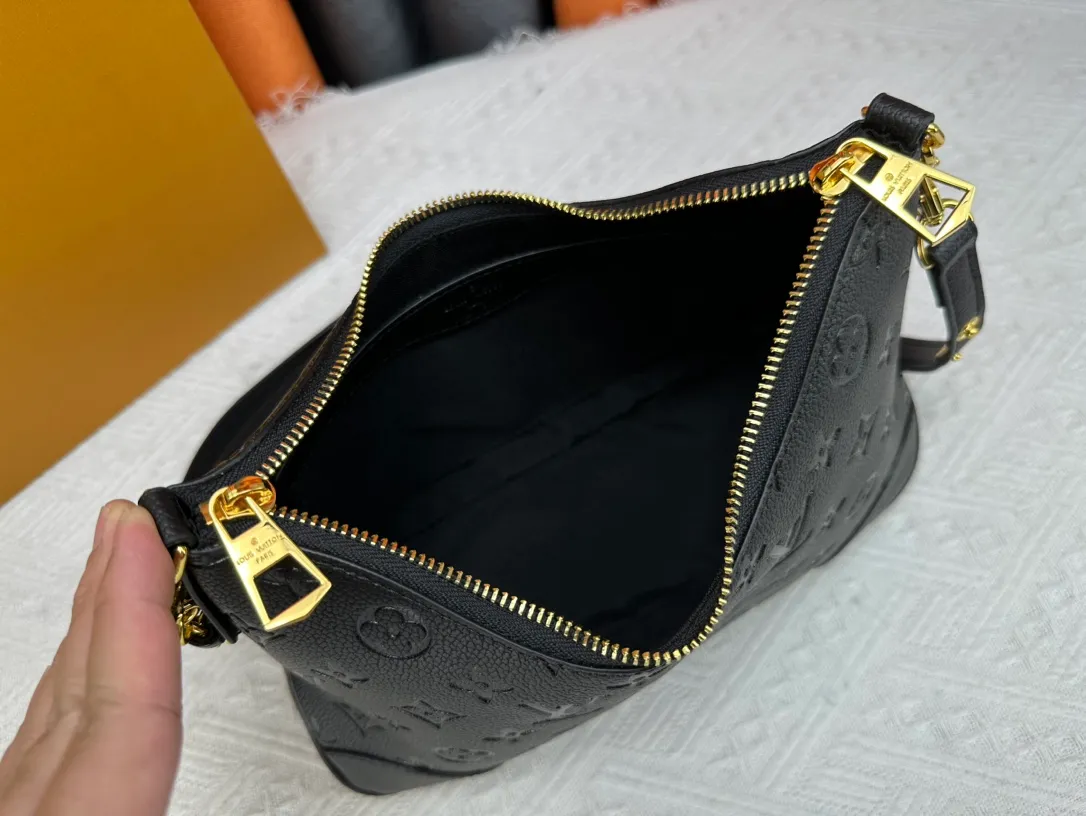 P220 Upgraded original M12930 M45832 M45831 Chain bag croissant series KOREA PRE-LAUNCH handbag This season's Boulogne bag uses Monogram Amprent leather material to reinterpret a symbolic design that can be used in multiple ways. Like existing designs made of canvas, various styles of items can be produced. Internal flat pocket that can store large-sized smartphones. A new version with a braided chain woven with gold hardware that creates a high-class and strong atmosphere. 16 x 9.5 x 29 cm.