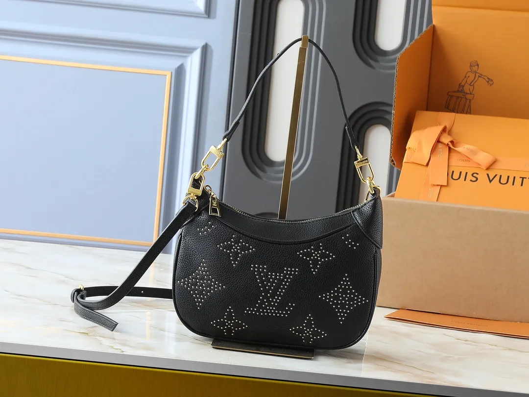 💰240💰Upgraded from the original M46735 M46002. This Bagatelle handbag uses Monogram Empreinte leather to release a rock and roll style. Dazzling studs delicately create the classic Monogram pattern, highlighting the brand's craftsmanship. The handle and adjustable shoulder strap are both removable. Dimensions: 24.0 x 18.0 x 7.0 cm (length x height x width)