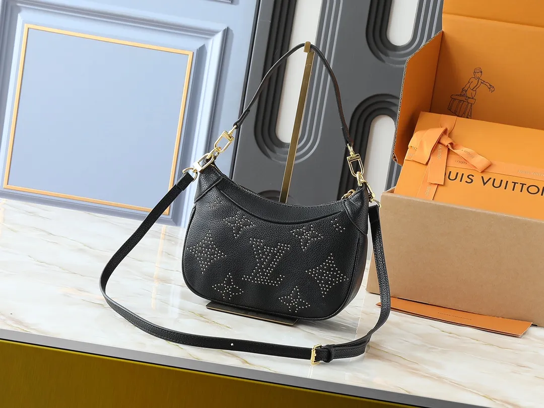 💰240💰Upgraded from the original M46735 M46002. This Bagatelle handbag uses Monogram Empreinte leather to release a rock and roll style. Dazzling studs delicately create the classic Monogram pattern, highlighting the brand's craftsmanship. The handle and adjustable shoulder strap are both removable. Dimensions: 24.0 x 18.0 x 7.0 cm (length x height x width)