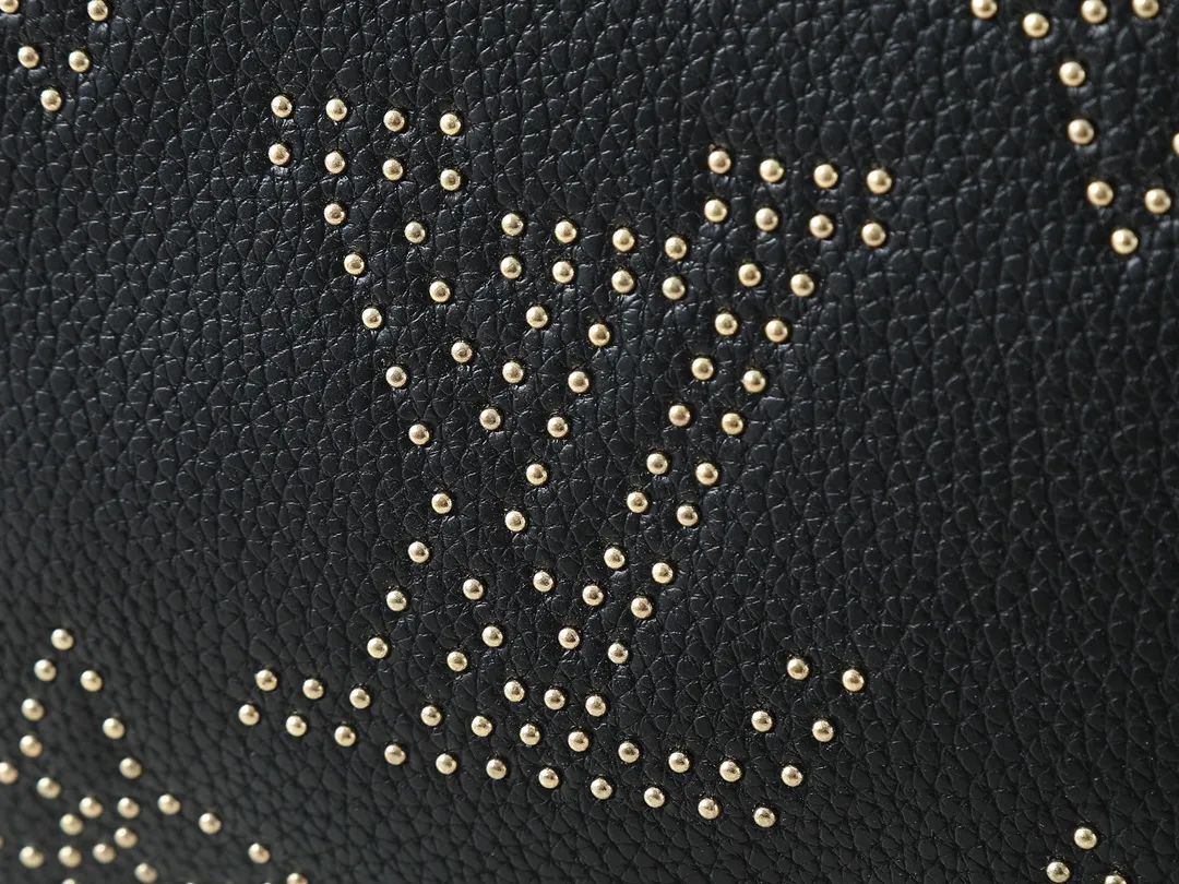 💰240💰Upgraded from the original M46735 M46002. This Bagatelle handbag uses Monogram Empreinte leather to release a rock and roll style. Dazzling studs delicately create the classic Monogram pattern, highlighting the brand's craftsmanship. The handle and adjustable shoulder strap are both removable. Dimensions: 24.0 x 18.0 x 7.0 cm (length x height x width)