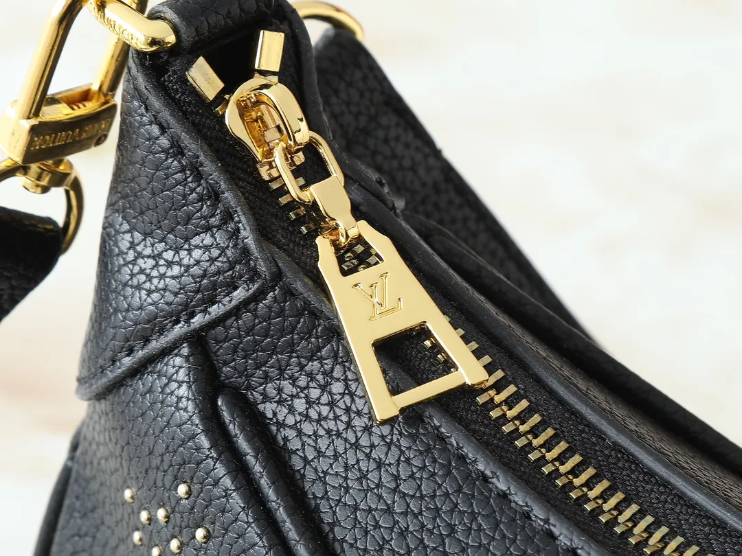 💰240💰Upgraded from the original M46735 M46002. This Bagatelle handbag uses Monogram Empreinte leather to release a rock and roll style. Dazzling studs delicately create the classic Monogram pattern, highlighting the brand's craftsmanship. The handle and adjustable shoulder strap are both removable. Dimensions: 24.0 x 18.0 x 7.0 cm (length x height x width)