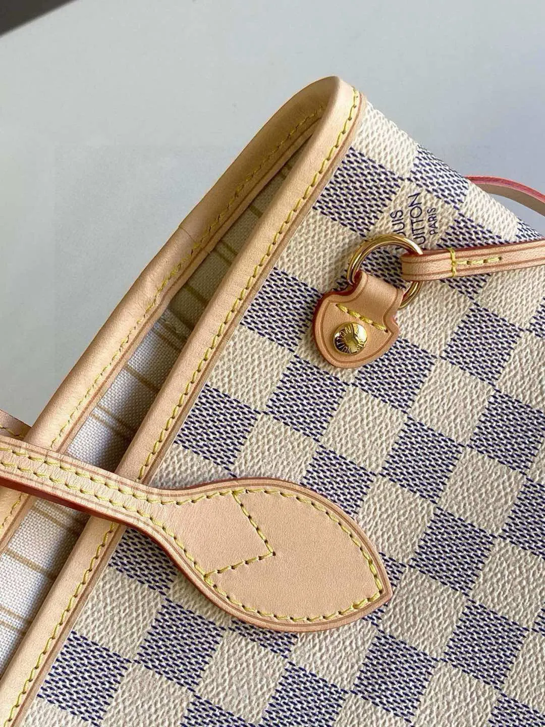 💰780 (small steel nails) top original order N41362 NEVERFULL small handbag Neverfull small handbag has a crisp shape and classic design. It is an elegant urban handbag. Its spacious interior also makes this classic bag an ideal choice for travel. The Neverfull small tote in Damier Azur canvas has a soft yet sturdy feel that maintains its exterior lines no matter what's inside. Detailed Features 29 x 21 x 12 cm (Length x Height x Width) Bag interior redesigned with vintage details inspired by the Louis Vuitton archives - Fabric-lined interior pocket Removable zippered clutch with matching interior Natural cowhide leather trim Shiny gold-tone brass hardware Handles: Double handle