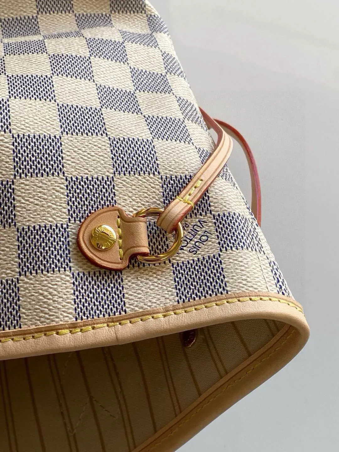 💰780 (small steel nails) top original order N41362 NEVERFULL small handbag Neverfull small handbag has a crisp shape and classic design. It is an elegant urban handbag. Its spacious interior also makes this classic bag an ideal choice for travel. The Neverfull small tote in Damier Azur canvas has a soft yet sturdy feel that maintains its exterior lines no matter what's inside. Detailed Features 29 x 21 x 12 cm (Length x Height x Width) Bag interior redesigned with vintage details inspired by the Louis Vuitton archives - Fabric-lined interior pocket Removable zippered clutch with matching interior Natural cowhide leather trim Shiny gold-tone brass hardware Handles: Double handle