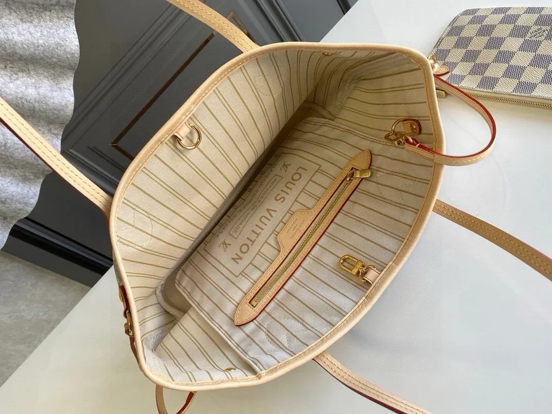 💰780 (small steel nails) top original order N41362 NEVERFULL small handbag Neverfull small handbag has a crisp shape and classic design. It is an elegant urban handbag. Its spacious interior also makes this classic bag an ideal choice for travel. The Neverfull small tote in Damier Azur canvas has a soft yet sturdy feel that maintains its exterior lines no matter what's inside. Detailed Features 29 x 21 x 12 cm (Length x Height x Width) Bag interior redesigned with vintage details inspired by the Louis Vuitton archives - Fabric-lined interior pocket Removable zippered clutch with matching interior Natural cowhide leather trim Shiny gold-tone brass hardware Handles: Double handle