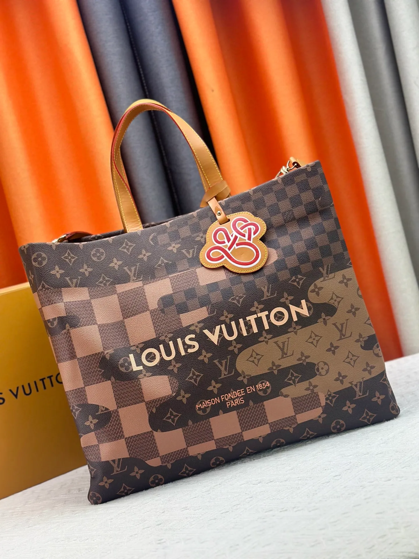 P300 M24457 presbyopic plaid purple. Grass green pink black orange blue green gray presbyopia plaid black crocodile pattern orange crocodile pattern 13 colors ✔️ This medium Shopper handbag draws inspiration from Louis Vuitton shopping bags, with the words Louis Vuitton and Maison Fondée En 1854 written on soft cow leather, with a top handle and a detachable shoulder strap. Dimensions: 42x34x16cm