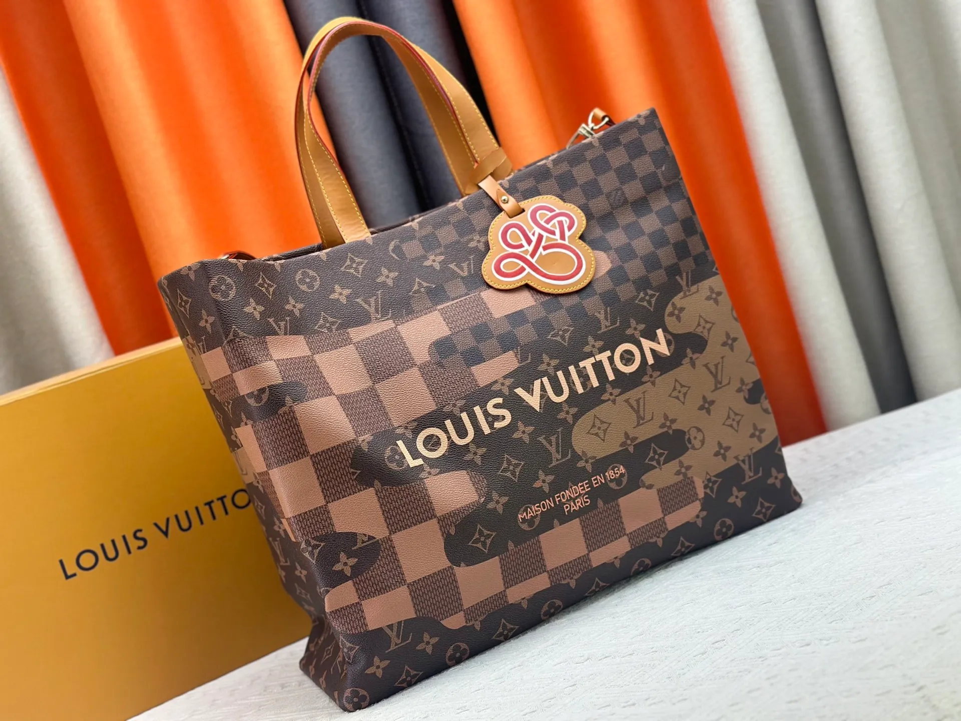 P300 M24457 presbyopic plaid purple. Grass green pink black orange blue green gray presbyopia plaid black crocodile pattern orange crocodile pattern 13 colors ✔️ This medium Shopper handbag draws inspiration from Louis Vuitton shopping bags, with the words Louis Vuitton and Maison Fondée En 1854 written on soft cow leather, with a top handle and a detachable shoulder strap. Dimensions: 42x34x16cm