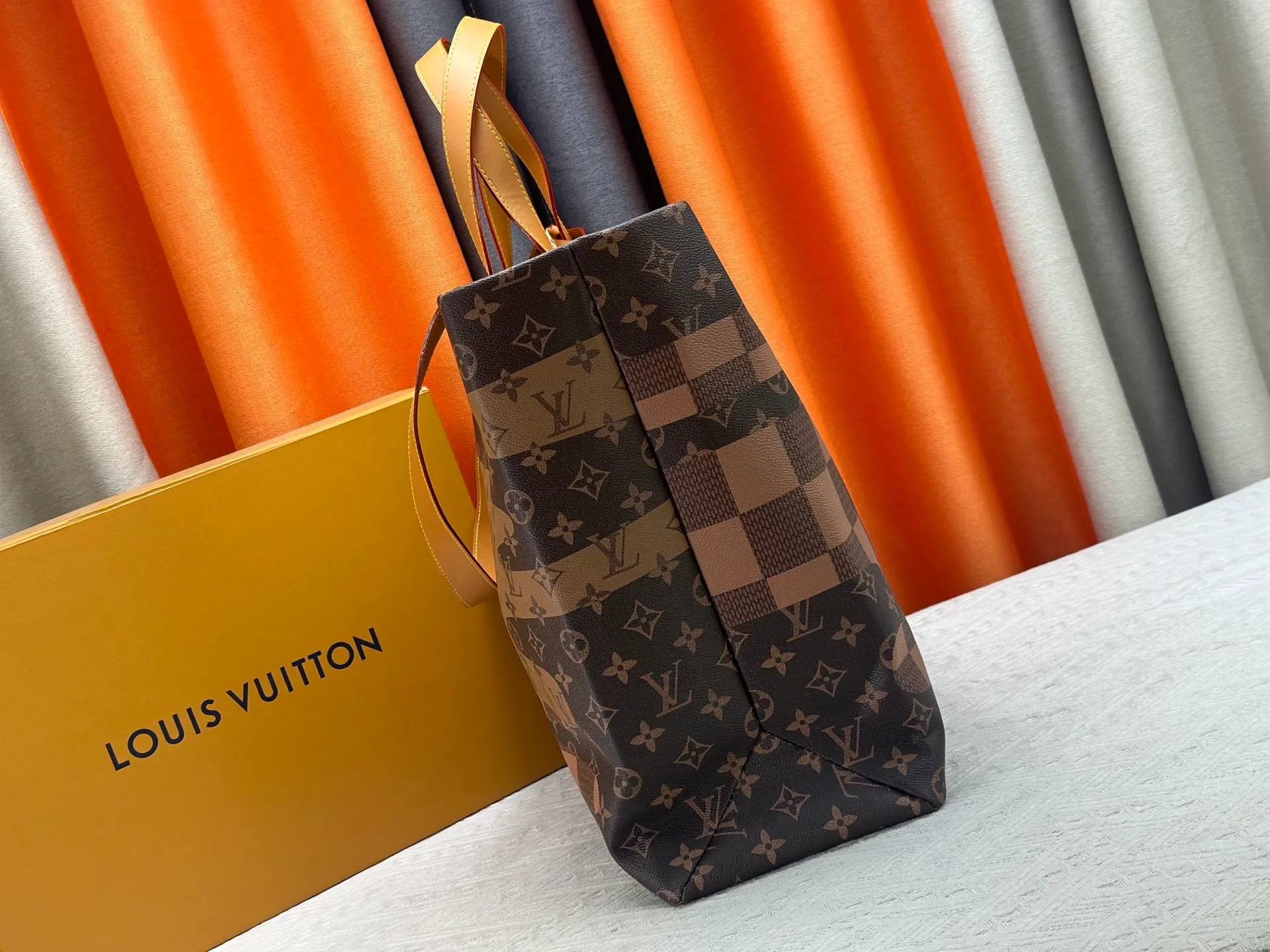 P300 M24457 presbyopic plaid purple. Grass green pink black orange blue green gray presbyopia plaid black crocodile pattern orange crocodile pattern 13 colors ✔️ This medium Shopper handbag draws inspiration from Louis Vuitton shopping bags, with the words Louis Vuitton and Maison Fondée En 1854 written on soft cow leather, with a top handle and a detachable shoulder strap. Dimensions: 42x34x16cm