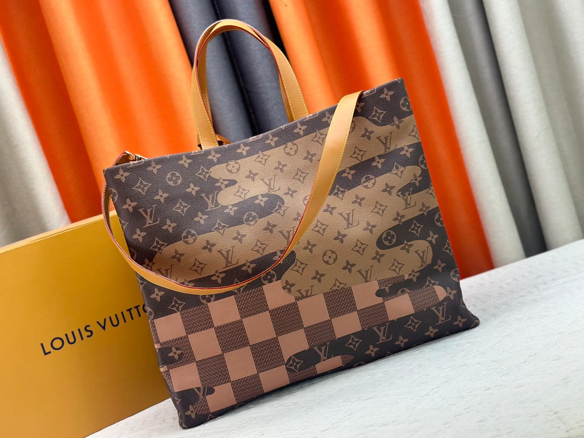 P300 M24457 presbyopic plaid purple. Grass green pink black orange blue green gray presbyopia plaid black crocodile pattern orange crocodile pattern 13 colors ✔️ This medium Shopper handbag draws inspiration from Louis Vuitton shopping bags, with the words Louis Vuitton and Maison Fondée En 1854 written on soft cow leather, with a top handle and a detachable shoulder strap. Dimensions: 42x34x16cm