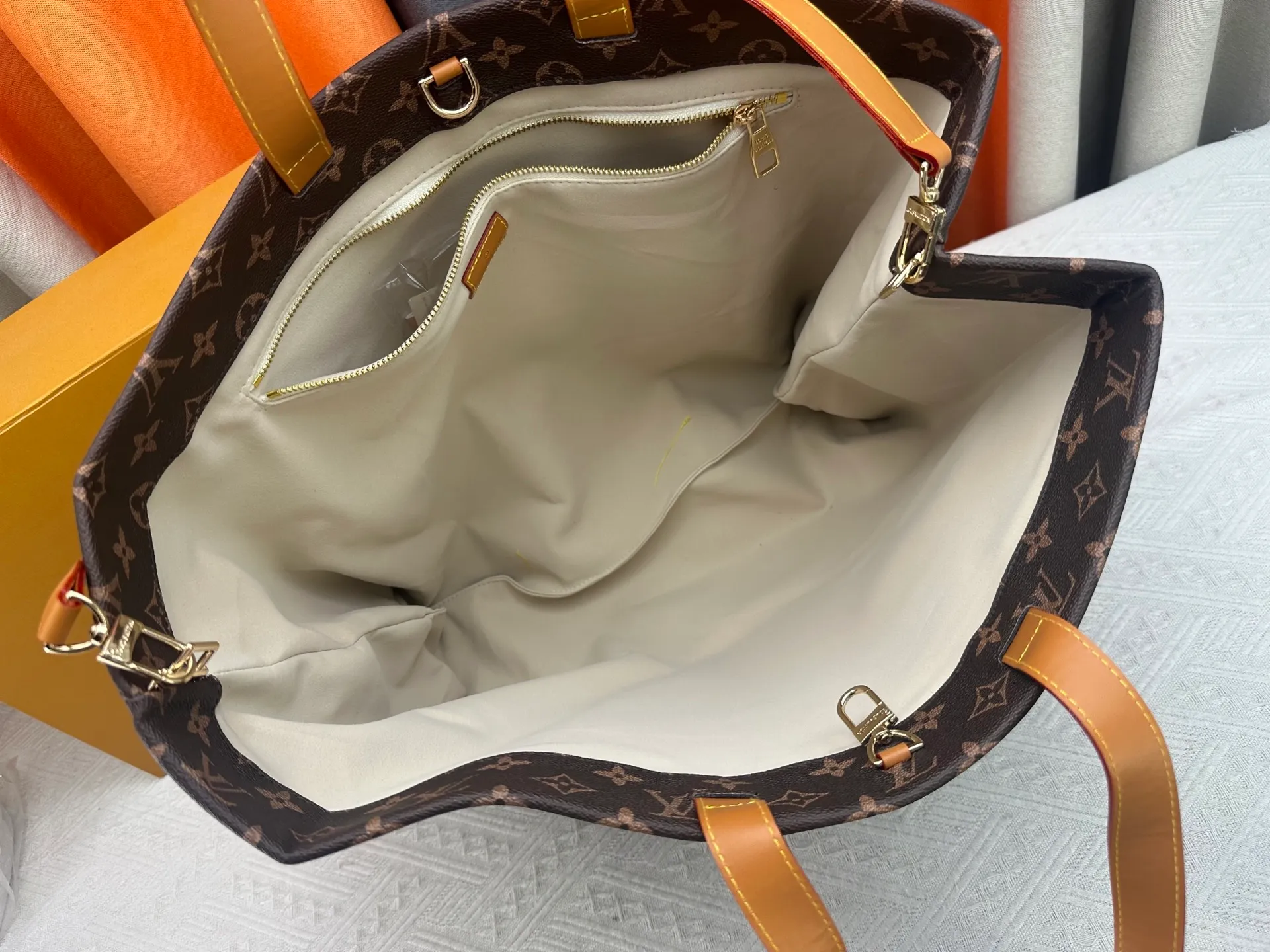 P300 M24457 presbyopic plaid purple. Grass green pink black orange blue green gray presbyopia plaid black crocodile pattern orange crocodile pattern 13 colors ✔️ This medium Shopper handbag draws inspiration from Louis Vuitton shopping bags, with the words Louis Vuitton and Maison Fondée En 1854 written on soft cow leather, with a top handle and a detachable shoulder strap. Dimensions: 42x34x16cm