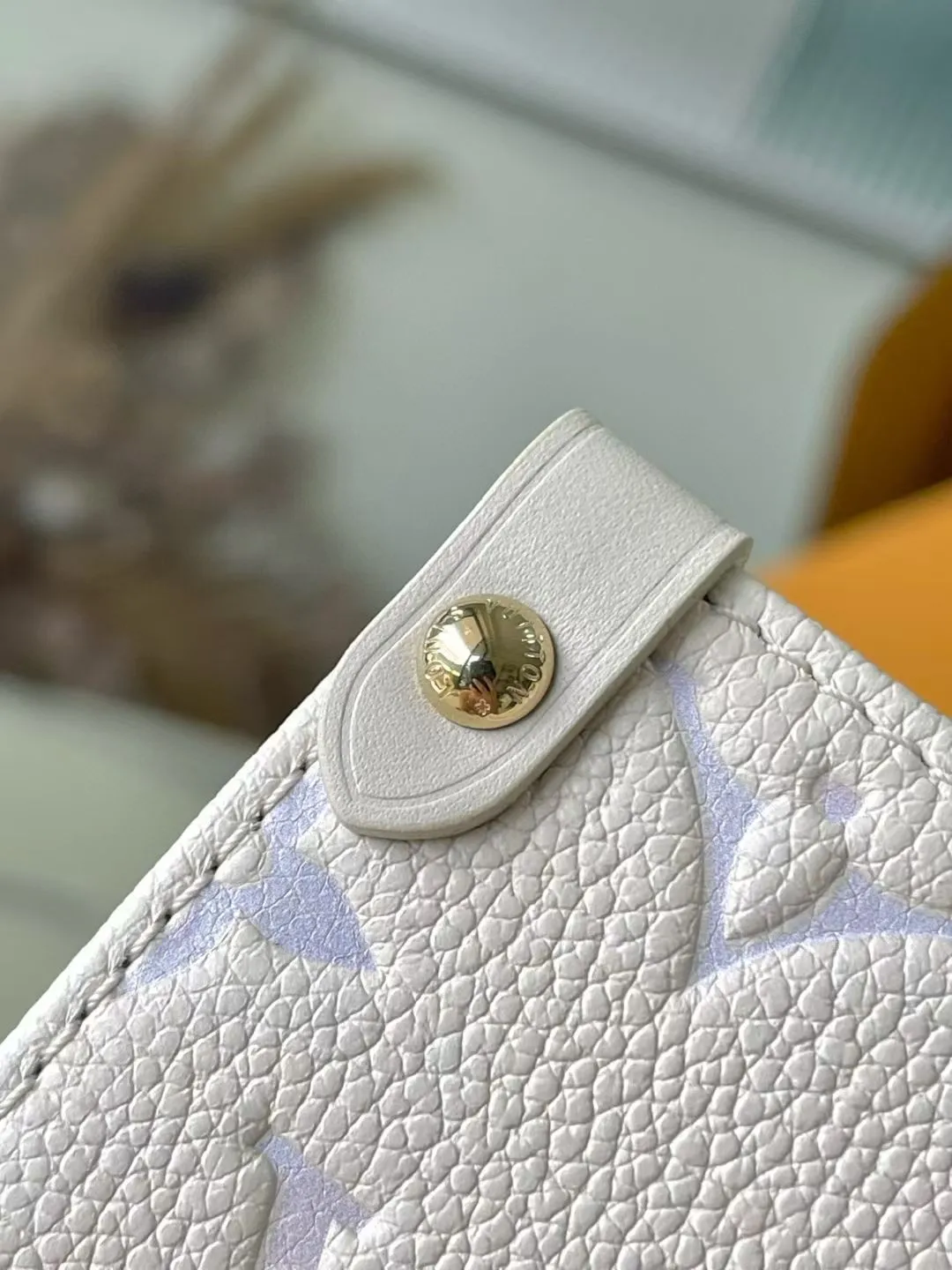 💰980 (top layer leather) top original order M25770 This small OnTheGo handbag comes from the Dream series and lights up various looks with its elegant design. Monogram Empreinte leather is combined with digital printing technology to cleverly present a gradient watercolor effect. The dazzling metal parts and multiple pockets are rich in details. The slender shoulder strap is convenient for cross-body wear. Dimensions: 25 × 19 × 11.5 cm