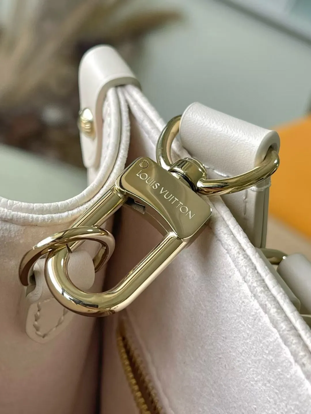 💰980 (top layer leather) top original order M25770 This small OnTheGo handbag comes from the Dream series and lights up various looks with its elegant design. Monogram Empreinte leather is combined with digital printing technology to cleverly present a gradient watercolor effect. The dazzling metal parts and multiple pockets are rich in details. The slender shoulder strap is convenient for cross-body wear. Dimensions: 25 × 19 × 11.5 cm