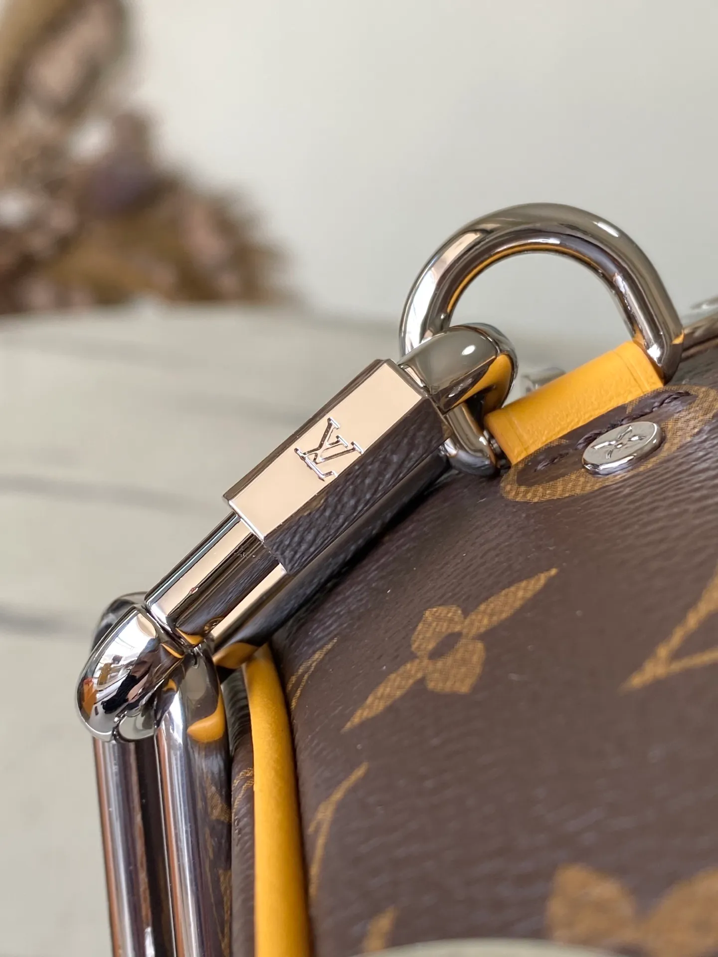 💰940 (Steel Hardware) Top Original Order M12767 This Mini Soft Trunk handbag is made of Monogram Macassar canvas with metal parts, and bright colors are used for the edges of the trim and front pocket zipper, cleverly striking a balance between creativity and heritage. A striped fabric lining and interior patch pockets add to the refined details. Dimensions: 18.5 × 13 × 8 cm