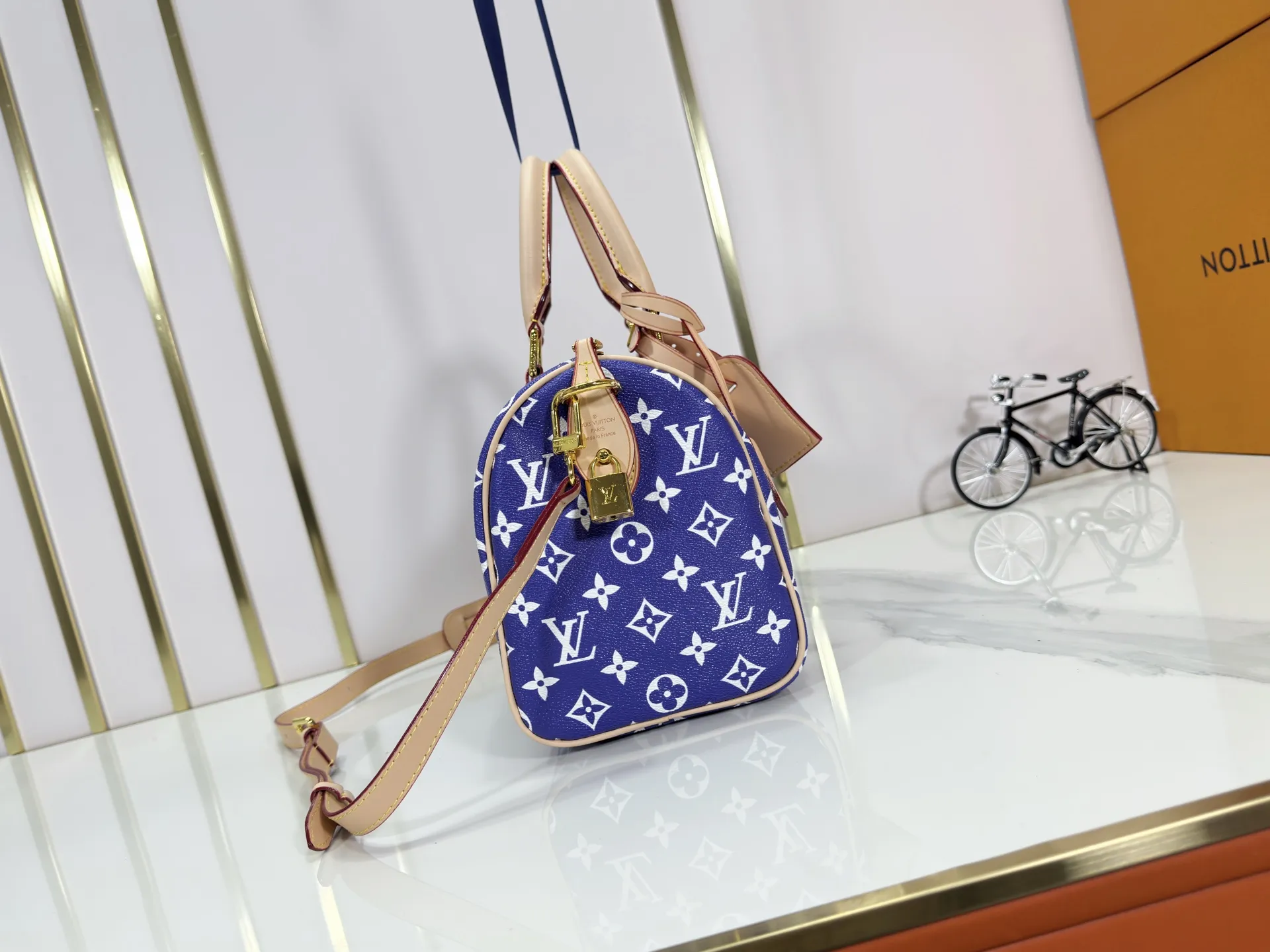 P280 Upgraded original M24426 M24425 M24424 M24423 M24443 M This Speedy Bandoulière 25 Monogram Leather handbag is made of soft cow leather and uses Monogram pattern to reproduce the elegant look and feel of canvas printing. Dazzling metal hardware, sheepskin lining and nameplate all reflect Creative Director Pharrell Williams' relentless attention to detail. Dimensions: 25.0 x 15.0 x 15.0 cm (length x height x width)