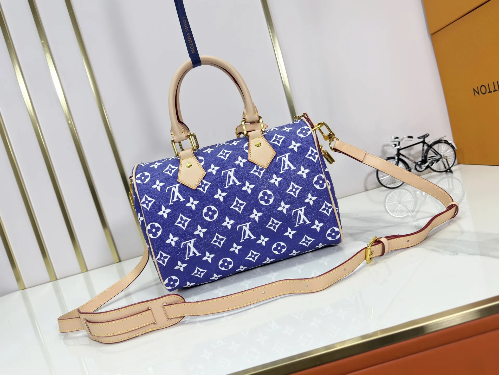 P280 Upgraded original M24426 M24425 M24424 M24423 M24443 M This Speedy Bandoulière 25 Monogram Leather handbag is made of soft cow leather and uses Monogram pattern to reproduce the elegant look and feel of canvas printing. Dazzling metal hardware, sheepskin lining and nameplate all reflect Creative Director Pharrell Williams' relentless attention to detail. Dimensions: 25.0 x 15.0 x 15.0 cm (length x height x width)