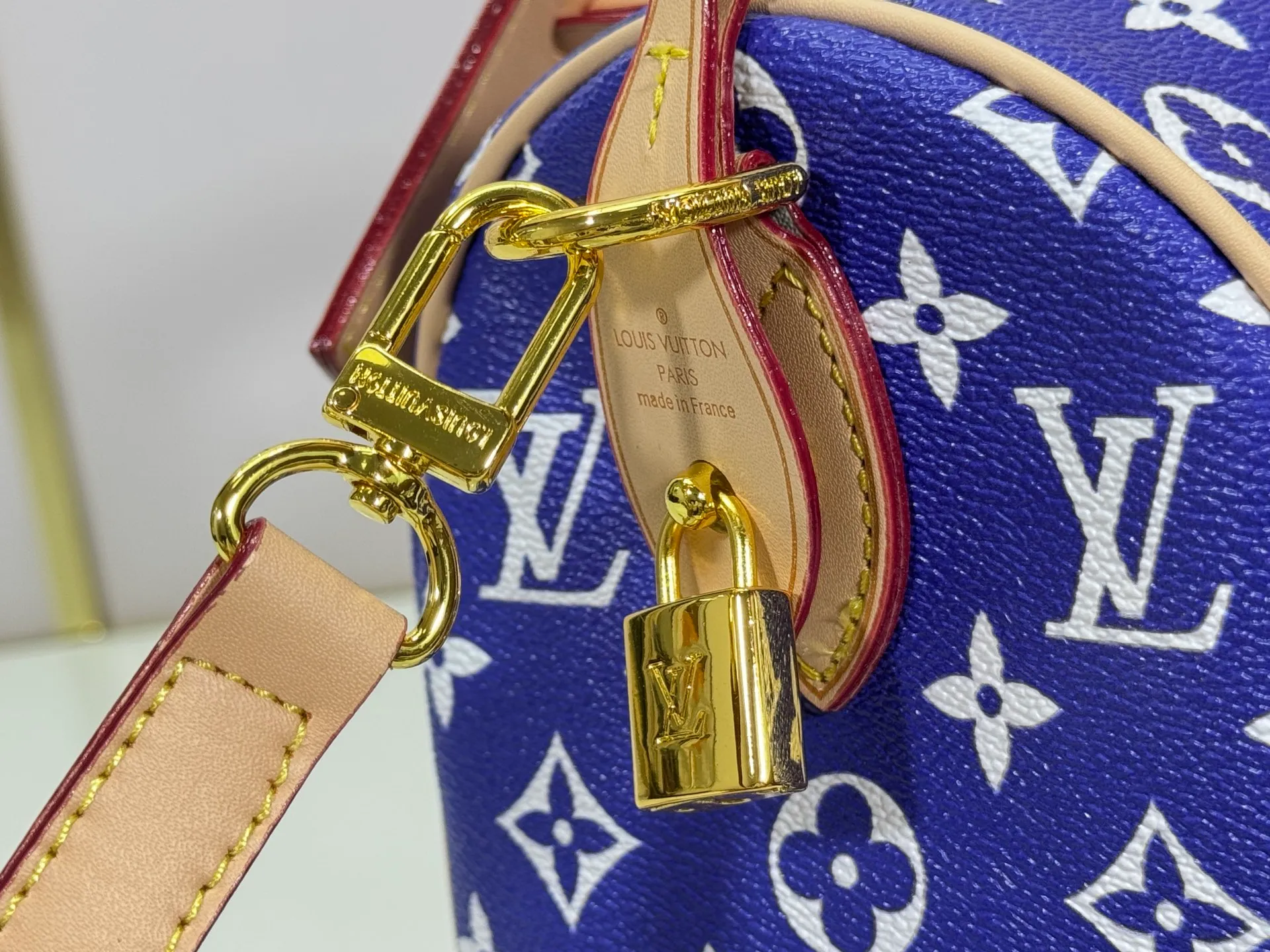 P280 Upgraded original M24426 M24425 M24424 M24423 M24443 M This Speedy Bandoulière 25 Monogram Leather handbag is made of soft cow leather and uses Monogram pattern to reproduce the elegant look and feel of canvas printing. Dazzling metal hardware, sheepskin lining and nameplate all reflect Creative Director Pharrell Williams' relentless attention to detail. Dimensions: 25.0 x 15.0 x 15.0 cm (length x height x width)