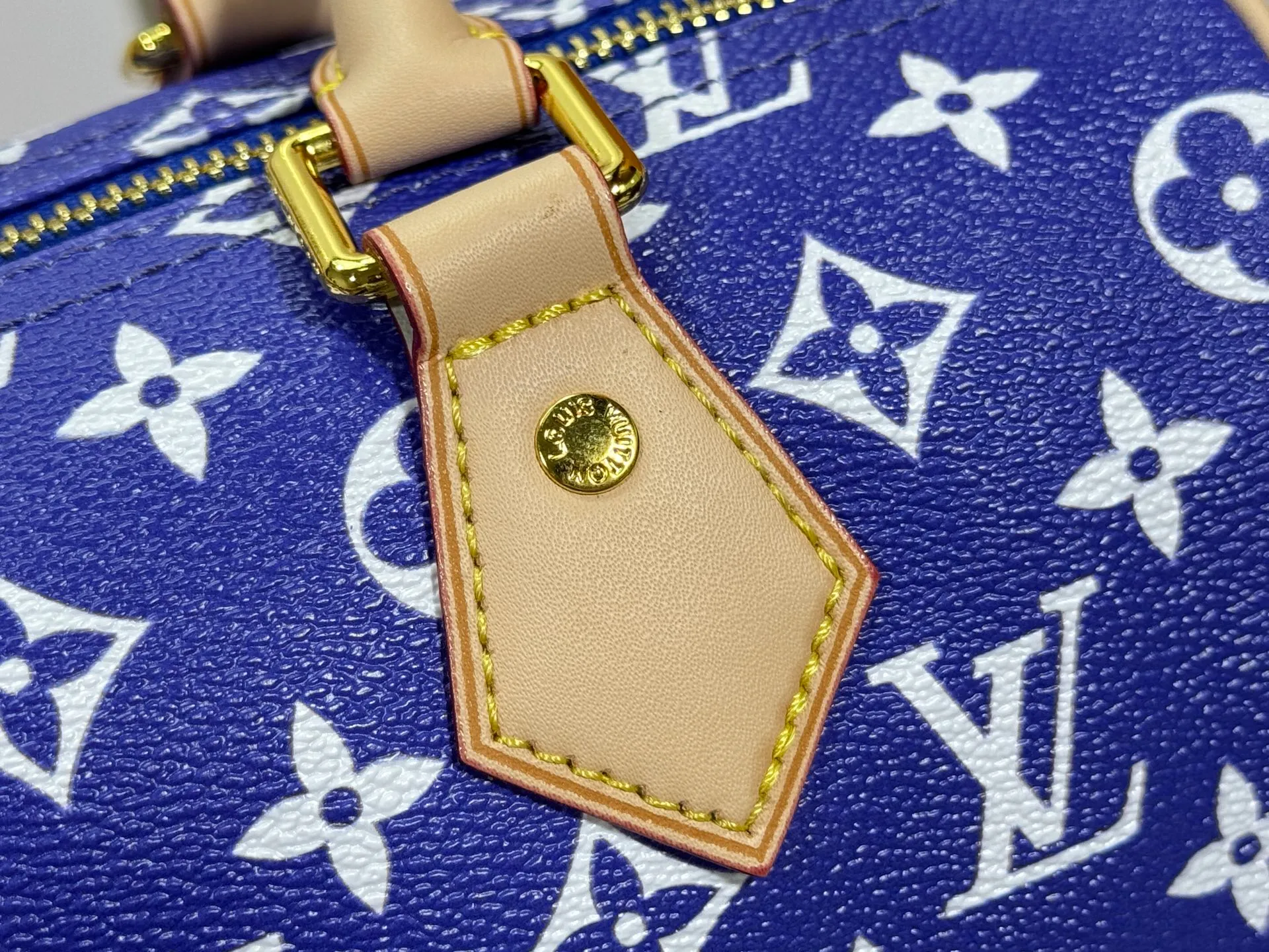 P280 Upgraded original M24426 M24425 M24424 M24423 M24443 M This Speedy Bandoulière 25 Monogram Leather handbag is made of soft cow leather and uses Monogram pattern to reproduce the elegant look and feel of canvas printing. Dazzling metal hardware, sheepskin lining and nameplate all reflect Creative Director Pharrell Williams' relentless attention to detail. Dimensions: 25.0 x 15.0 x 15.0 cm (length x height x width)
